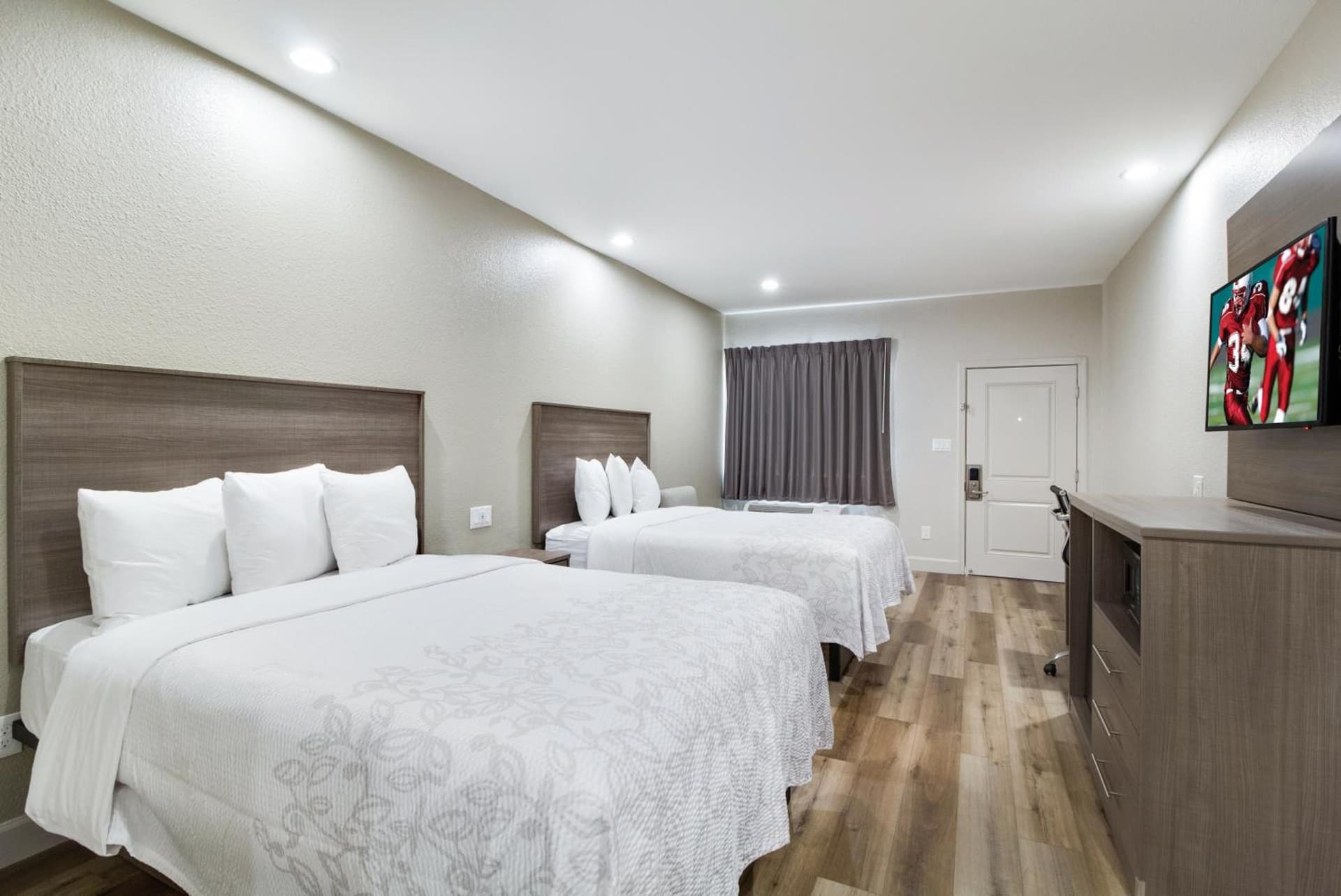 Red Roof Inn PLUS + Galveston - Beachfront gallery photo in Galveston, TX — image 7