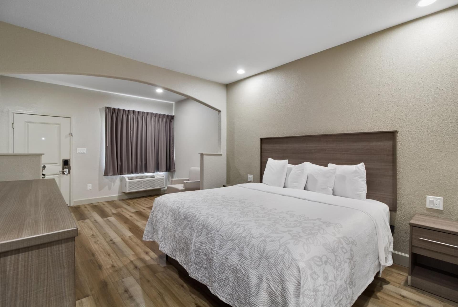 Red Roof Inn PLUS + Galveston - Beachfront gallery photo in Galveston, TX — image 13