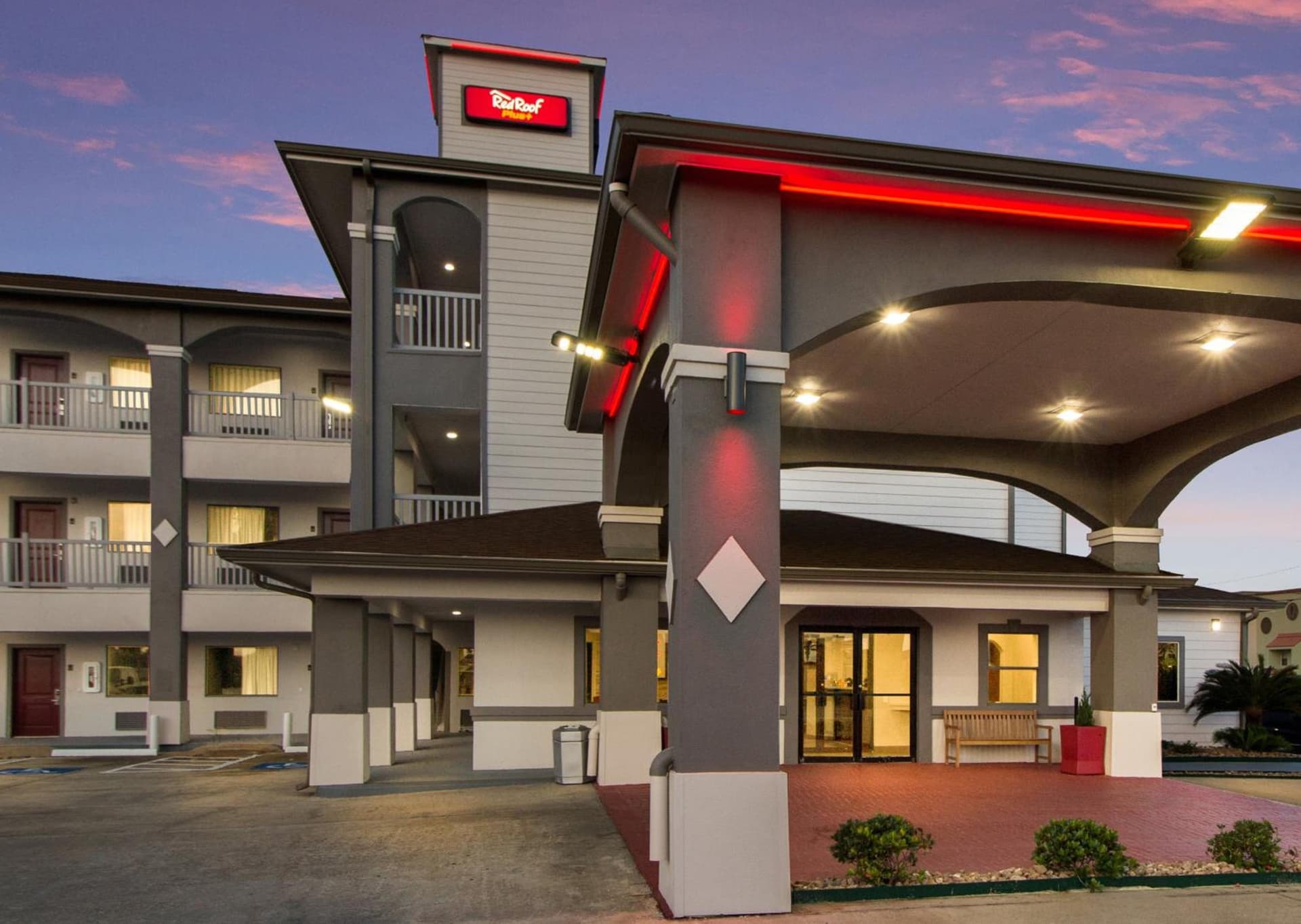 Red Roof Inn PLUS + Galveston - Beachfront gallery photo in Galveston, TX — image 14