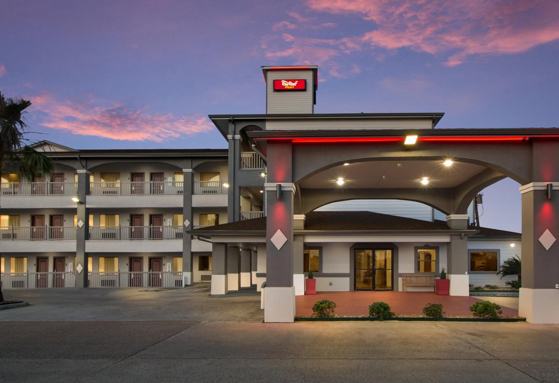 Red Roof Inn PLUS + Galveston - Beachfront gallery photo in Galveston, TX — image 17