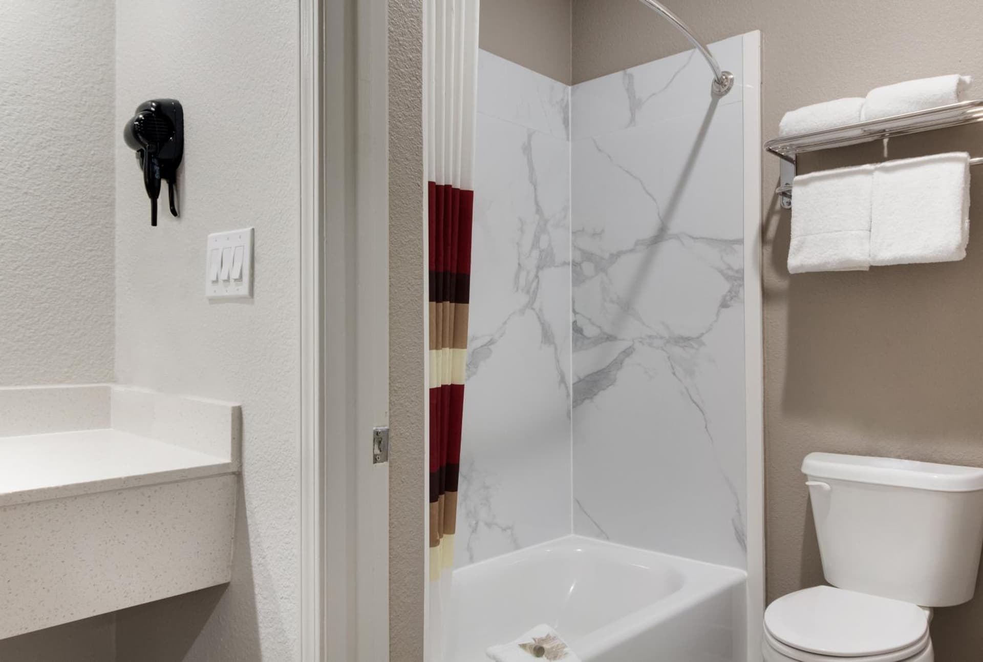 Red Roof Inn PLUS + Galveston - Beachfront gallery photo in Galveston, TX — image 5