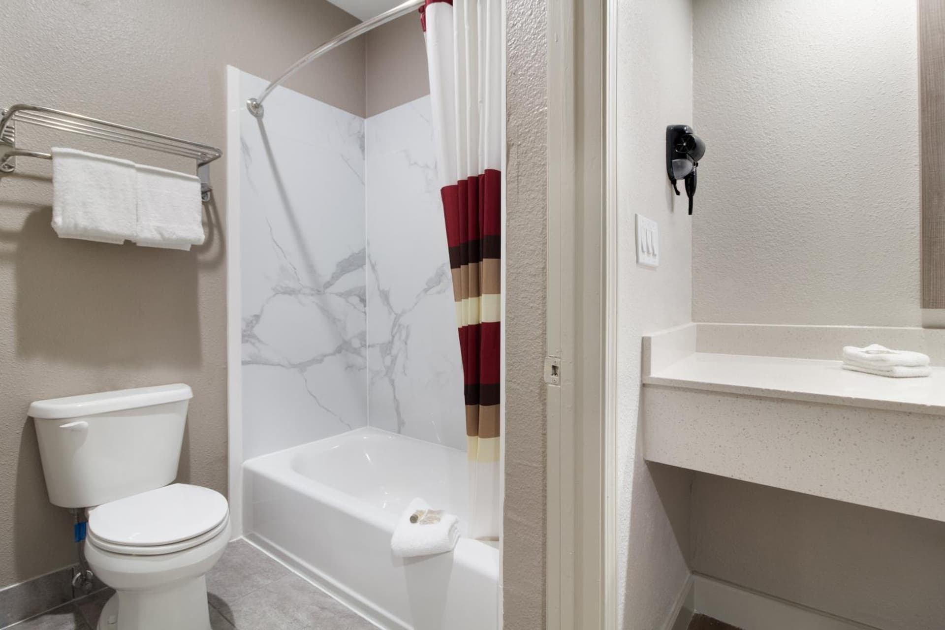 Red Roof Inn PLUS + Galveston - Beachfront gallery photo in Galveston, TX — image 29