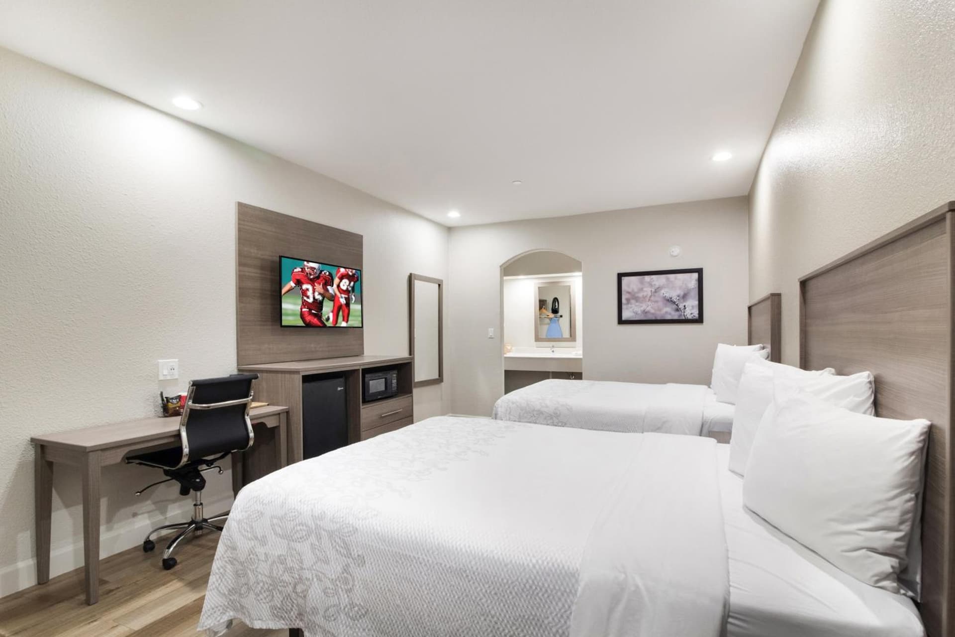 Red Roof Inn PLUS + Galveston - Beachfront gallery photo in Galveston, TX — image 16