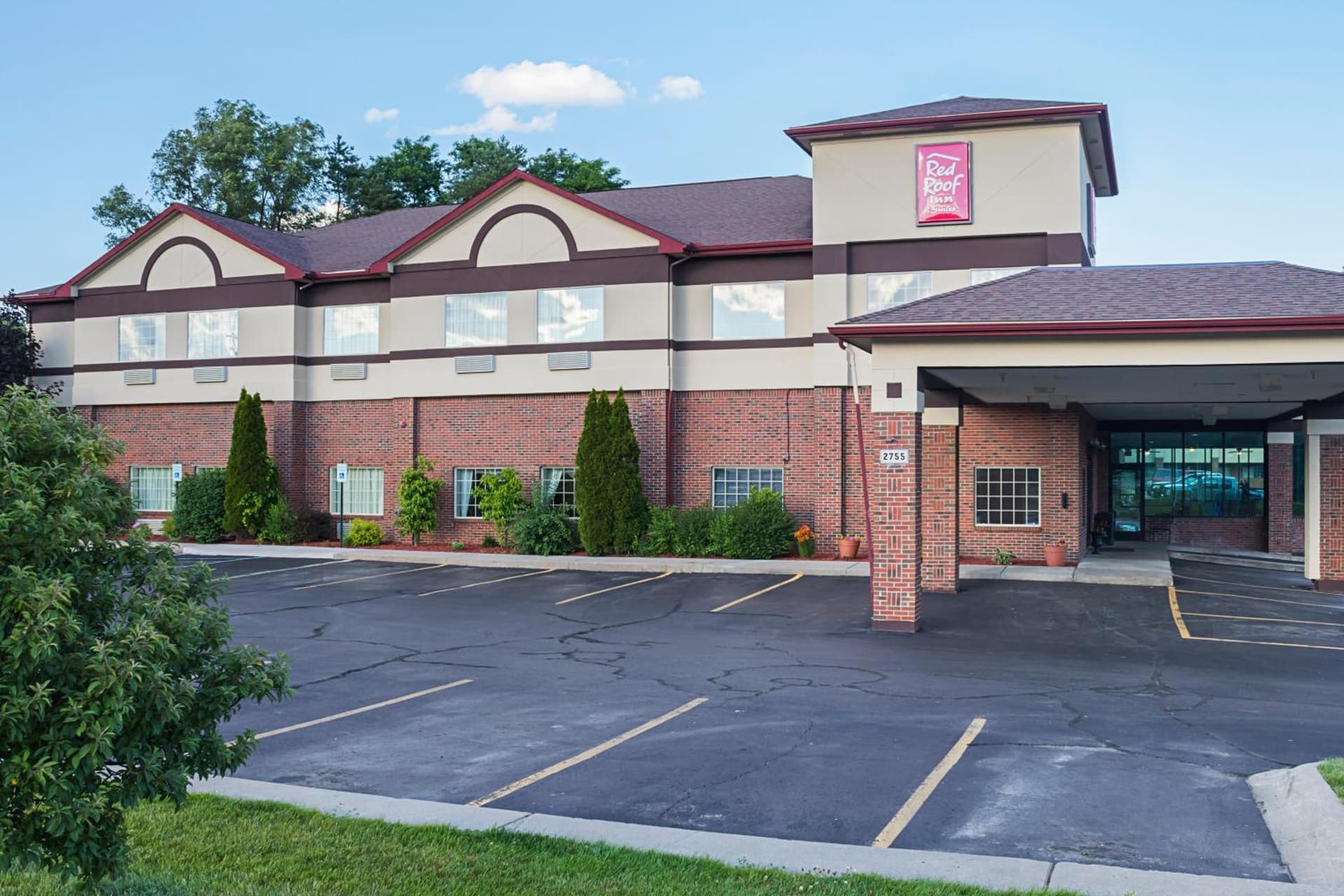Red Roof Inn & Suites Lake Orion / Auburn Hills interior in Lake Orion, MI — gallery photo 2