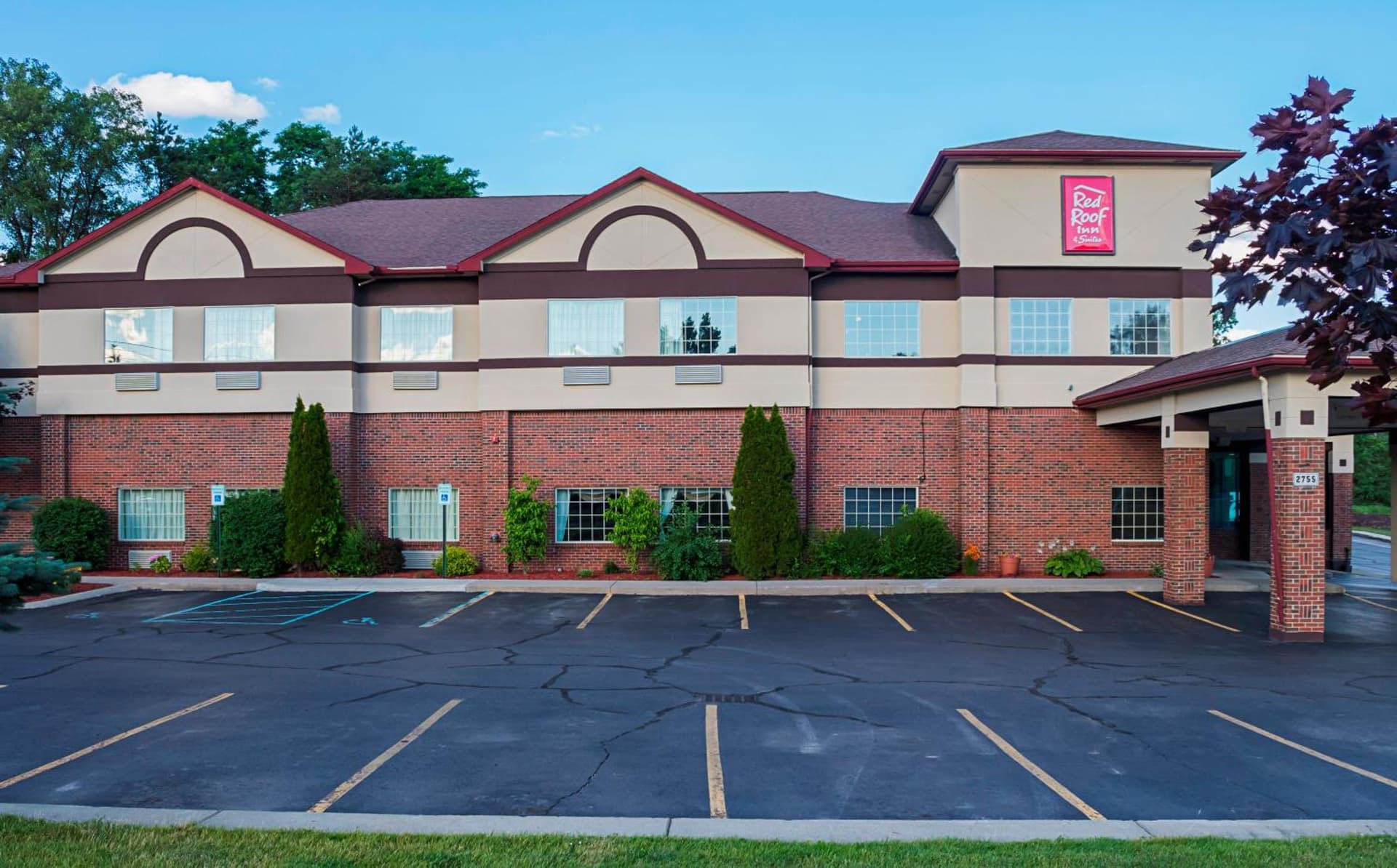 Red Roof Inn & Suites Lake Orion / Auburn Hills property views in Lake Orion, MI — gallery photo 3