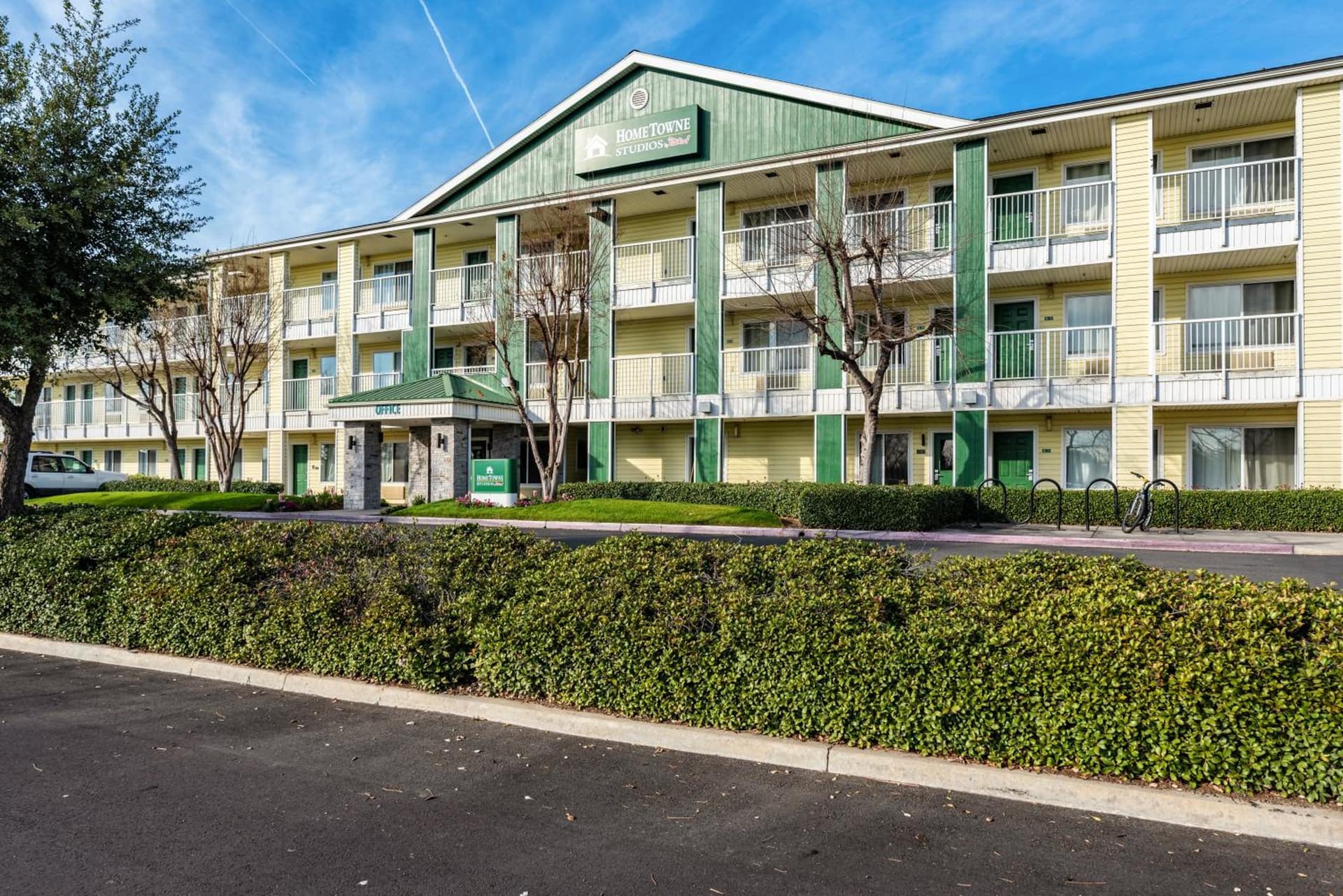 HomeTowne Studios by Red Roof Fresno - West featured exterior or lobby in Fresno, CA — similar hotel