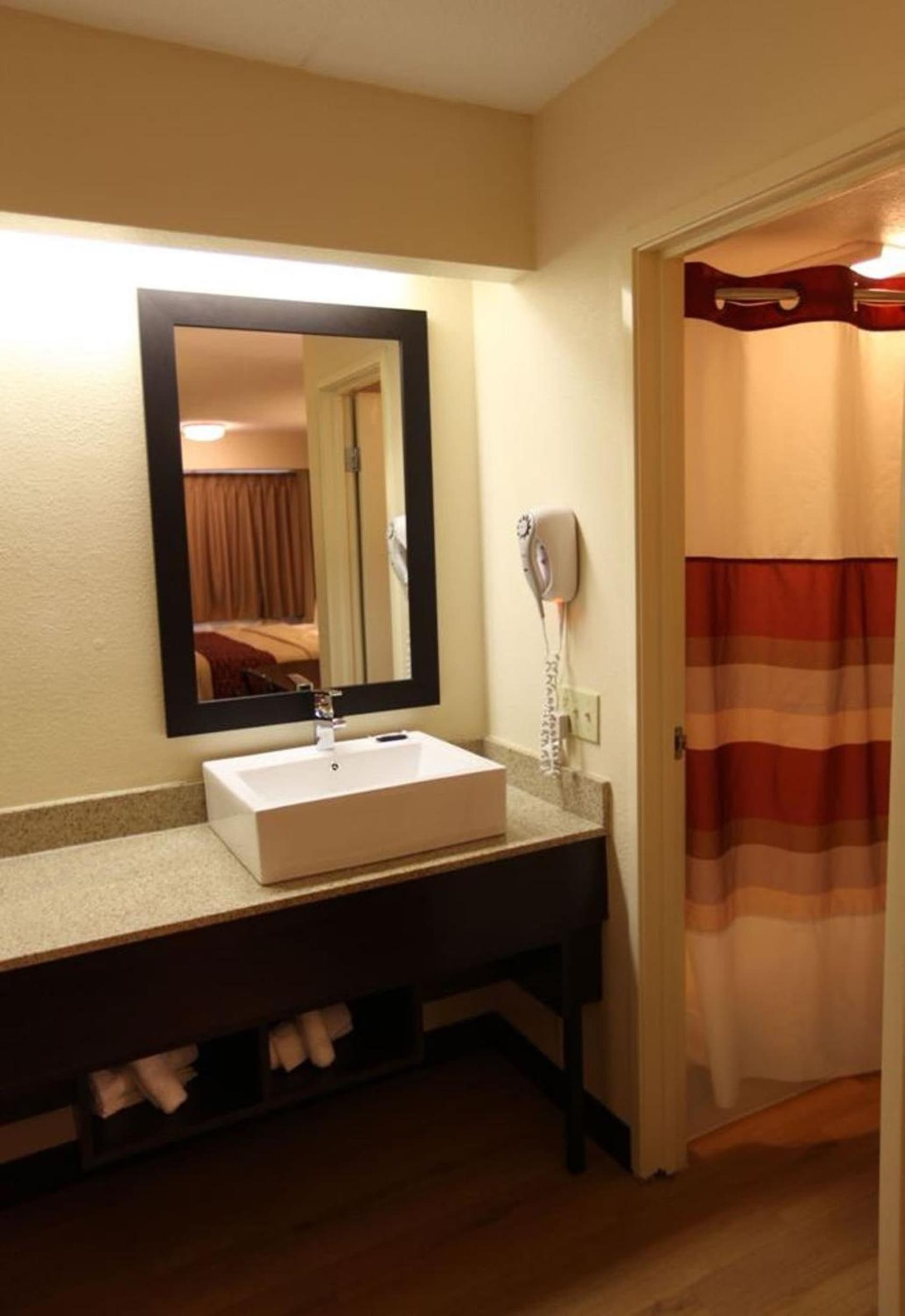 Red Roof Inn PLUS+ Washington DC - Alexandria gallery photo in Alexandria, VA — image 8