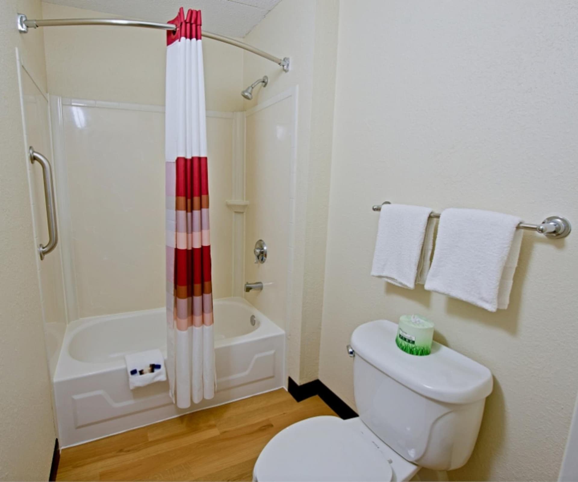 Red Roof Inn Charleston - Kanawha City, WV interior in Charleston, WV — gallery photo 2