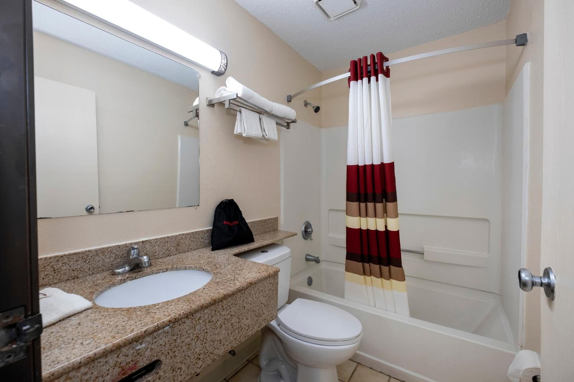 Red Roof Inn Norfolk - Portsmouth interior in Portsmouth, VA — gallery photo 2