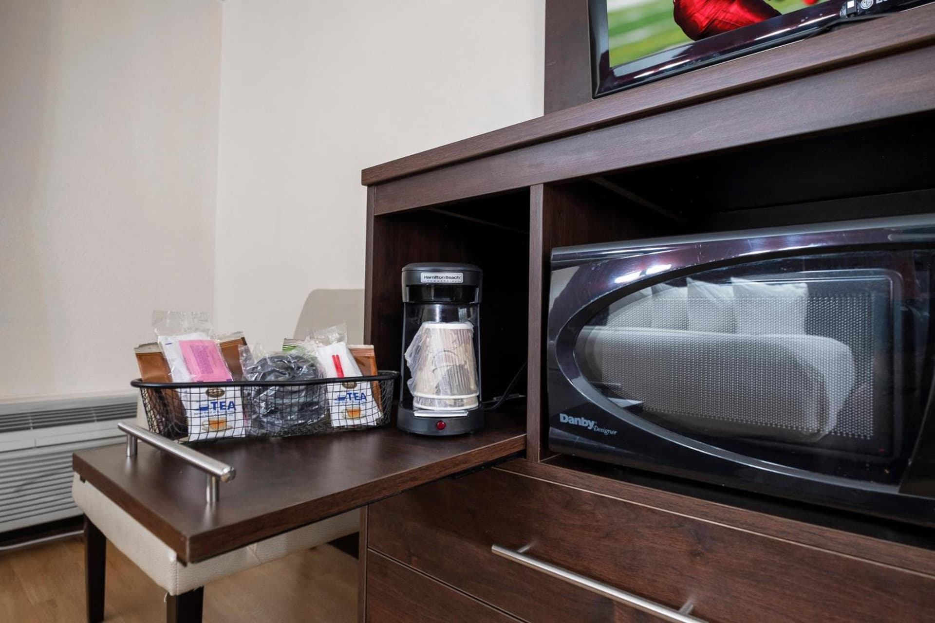 Red Roof Inn PLUS+ & Suites Knoxville West - Cedar Bluff gallery photo in Knoxville, TN — image 9