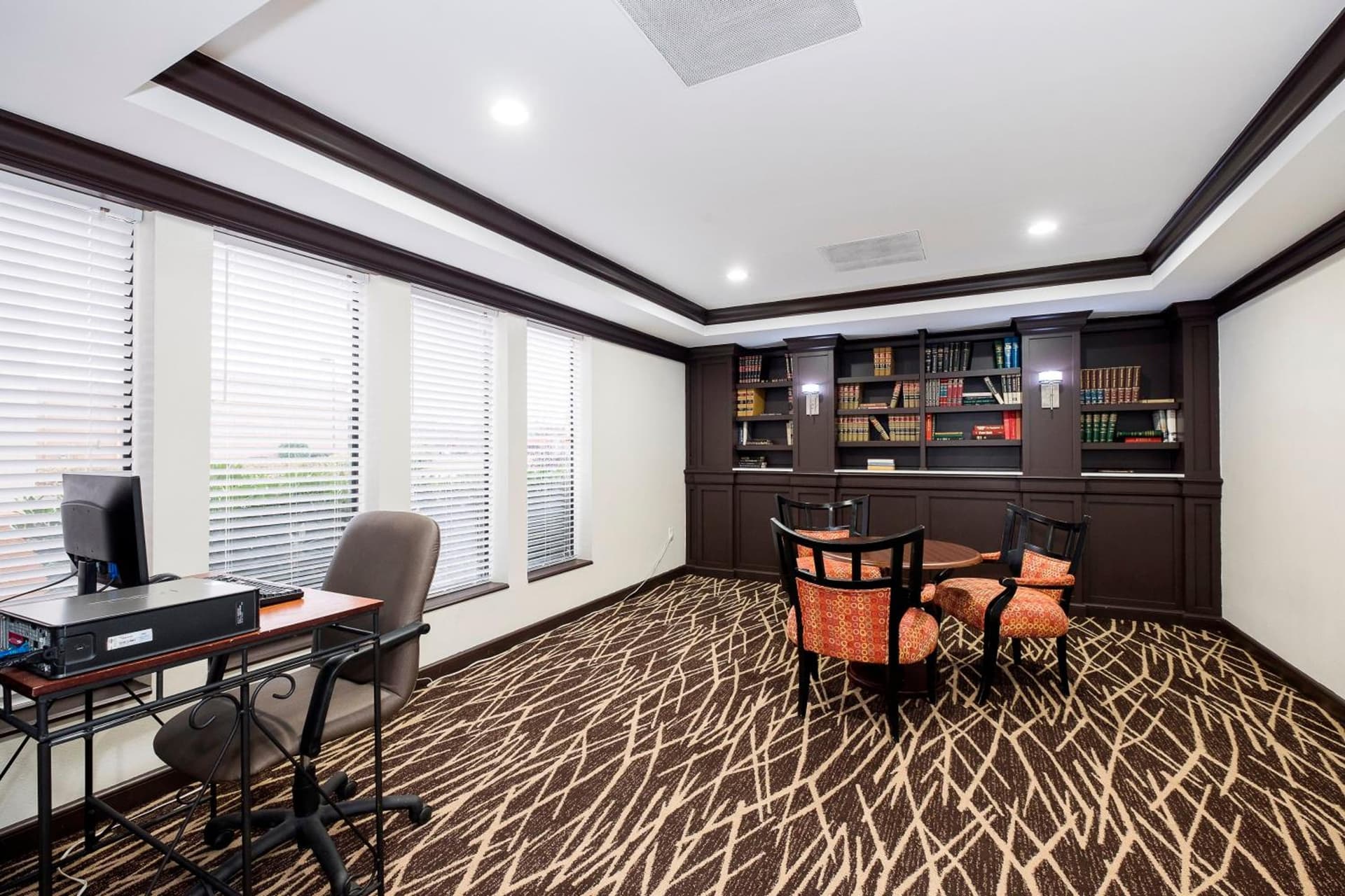 Red Roof Inn PLUS+ & Suites Knoxville West - Cedar Bluff interior in Knoxville, TN — gallery photo 2