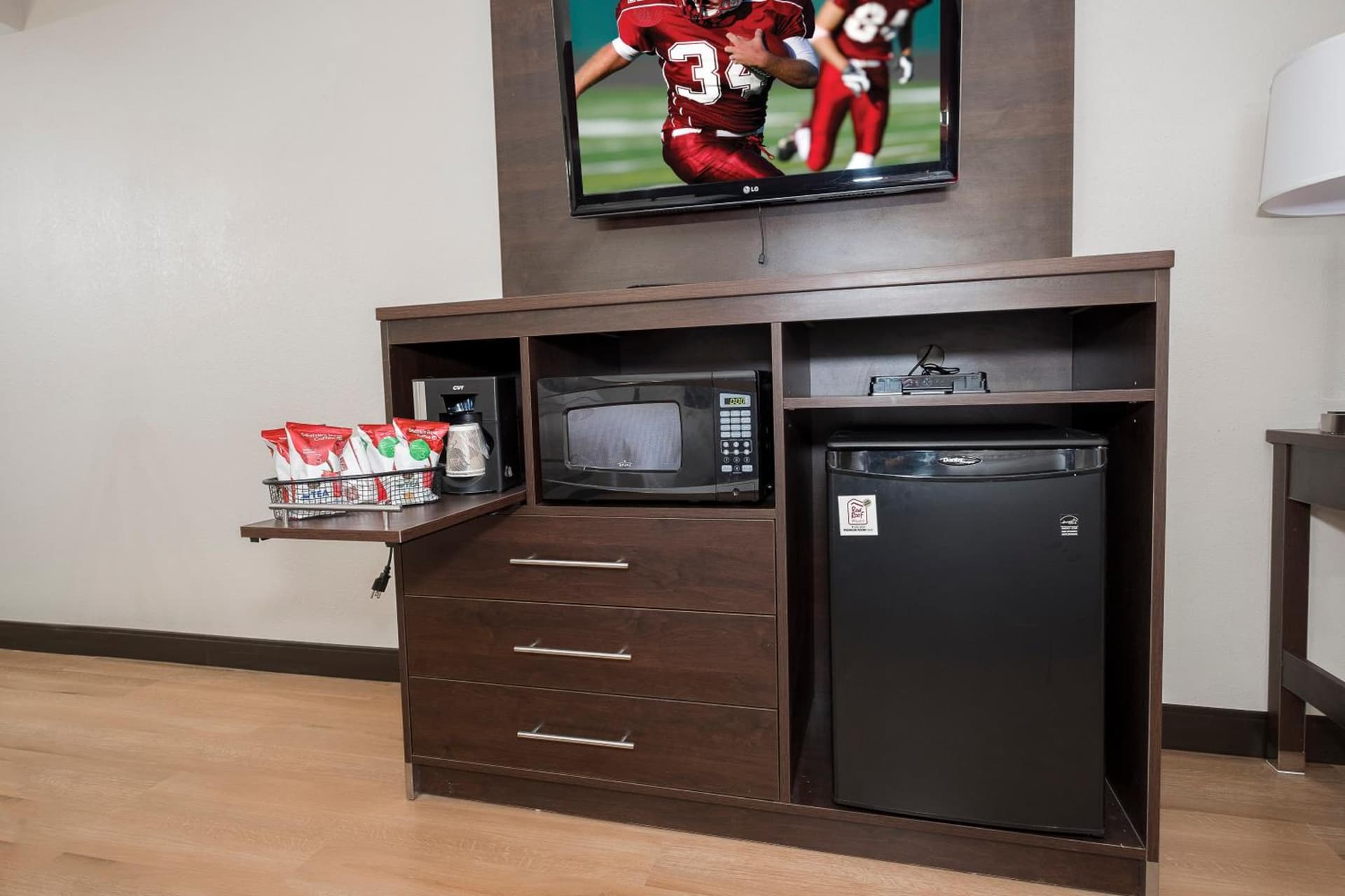 Red Roof Inn PLUS+ & Suites Knoxville West - Cedar Bluff gallery photo in Knoxville, TN — image 7