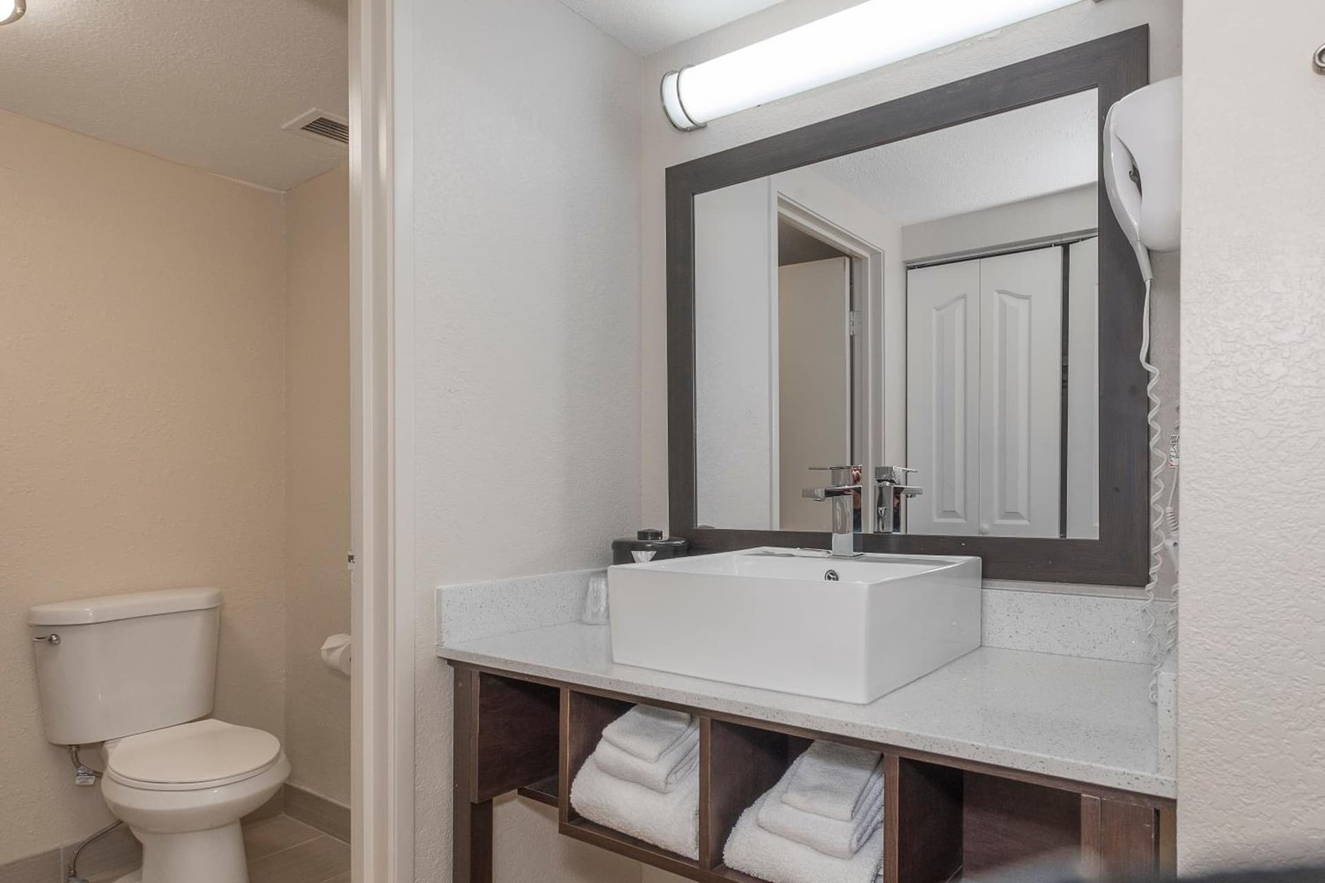 Red Roof Inn PLUS+ & Suites Knoxville West - Cedar Bluff gallery photo in Knoxville, TN — image 44