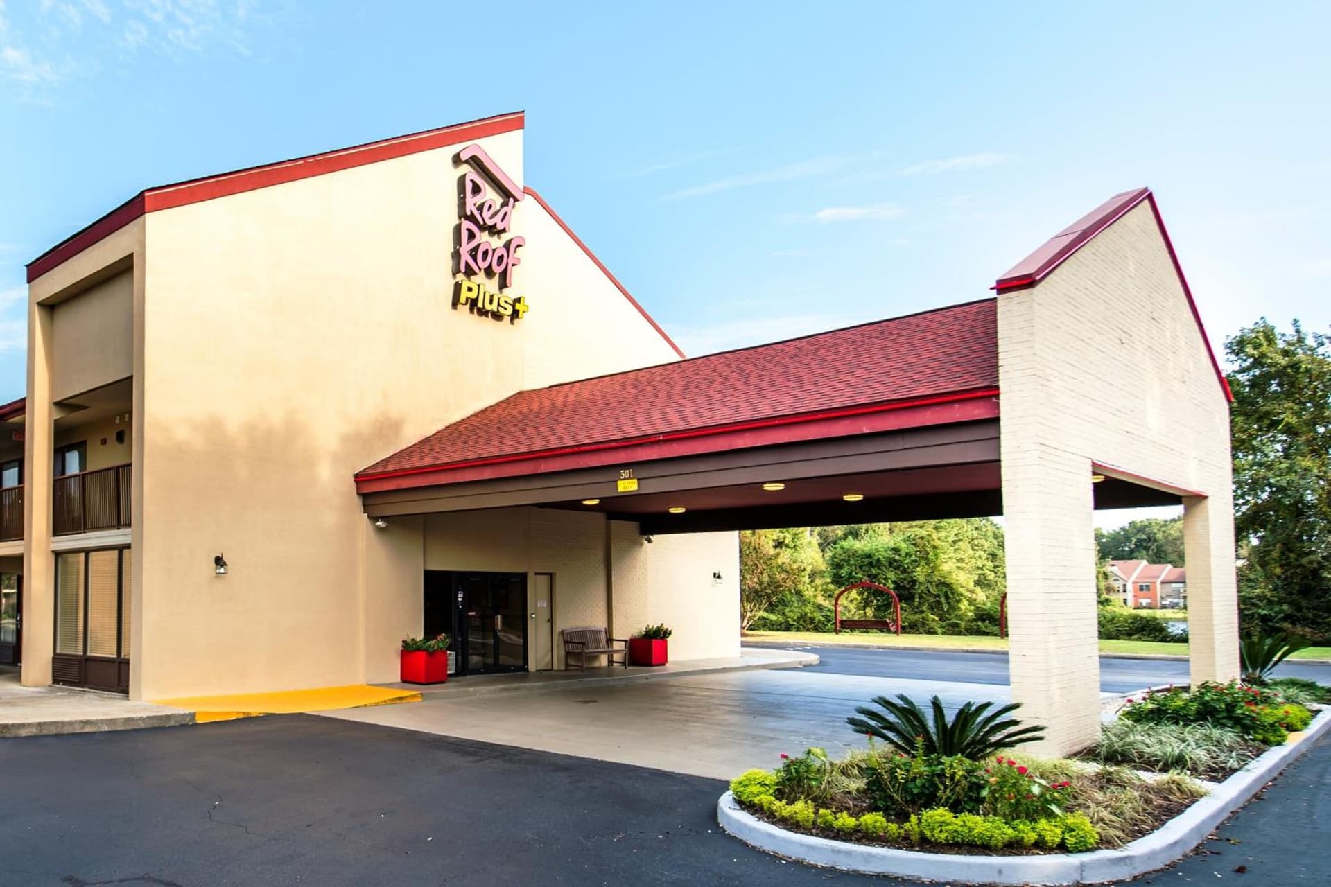 Red Roof Inn PLUS+ Mt Pleasant - Patriots Point interior in Charleston, SC — gallery photo 2