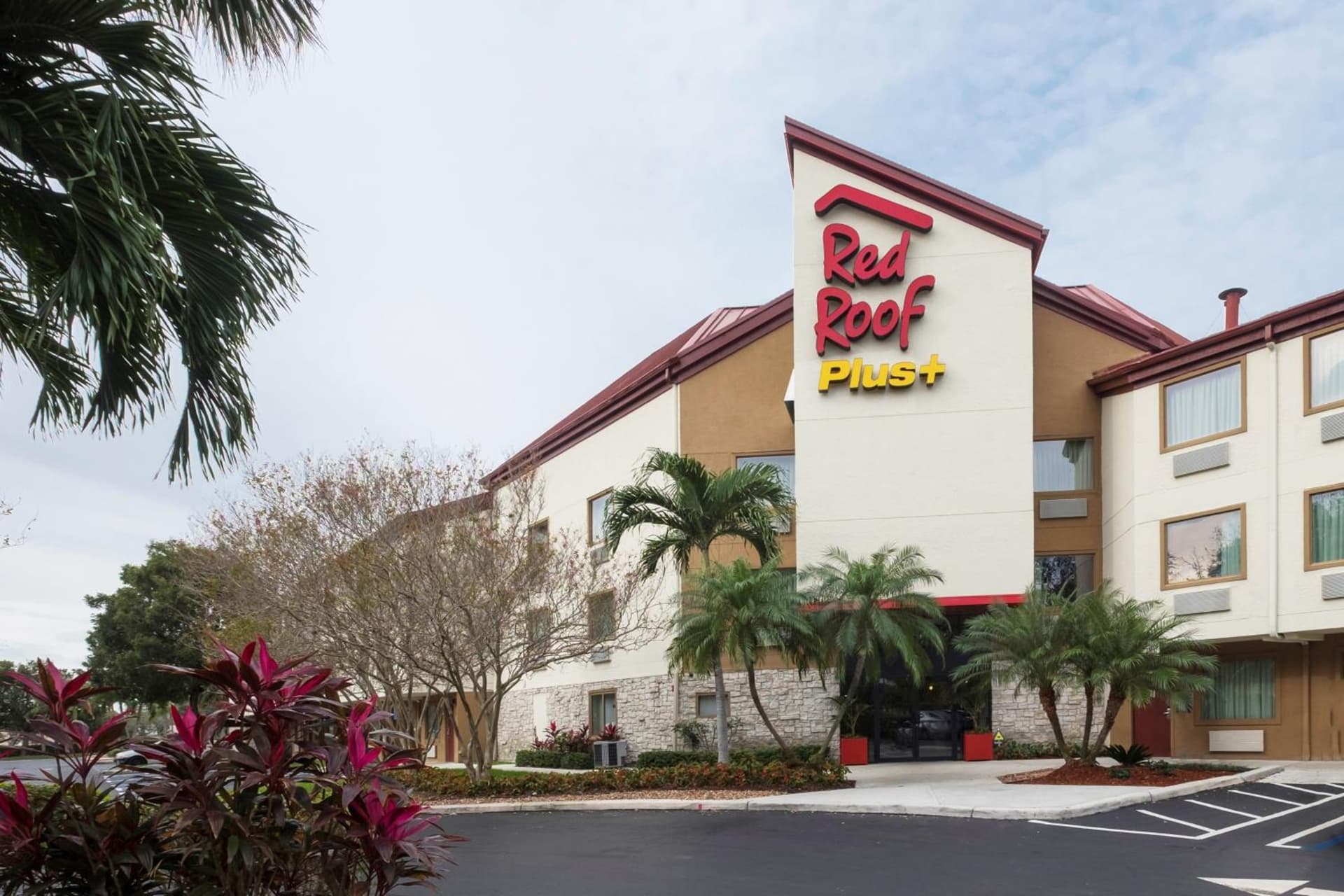 Red Roof Inn PLUS+ West Palm Beach interior in West Palm Beach, FL — gallery photo 2