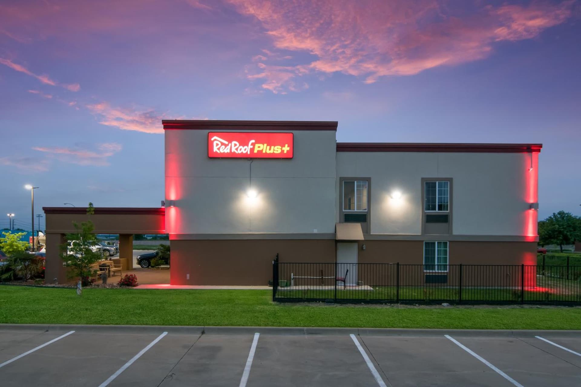 Red Roof Inn PLUS+ Fort Worth - Burleson interior in Burleson, TX — gallery photo 2