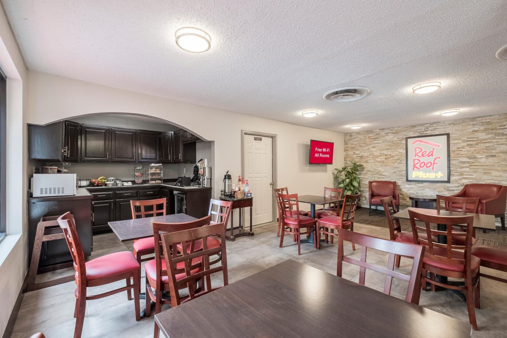 Red Roof Inn PLUS+ & Suites Opelika gallery photo in Opelika, AL — image 5