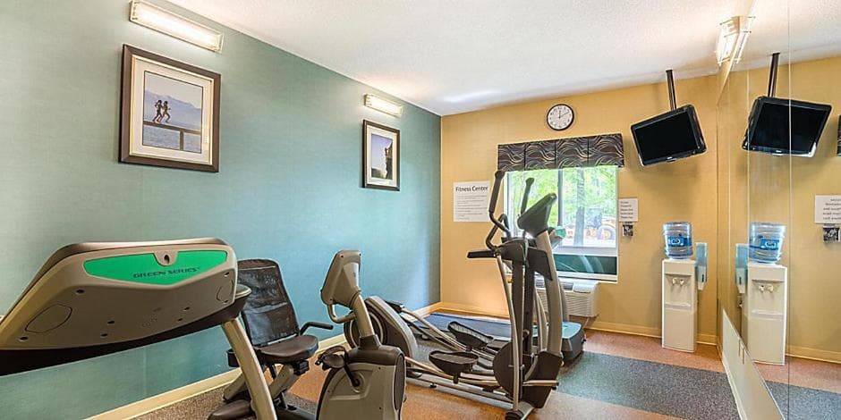 Holiday Inn Express Hotel & Suites Woodbridge by IHG interior in Woodbridge, VA — gallery photo 2