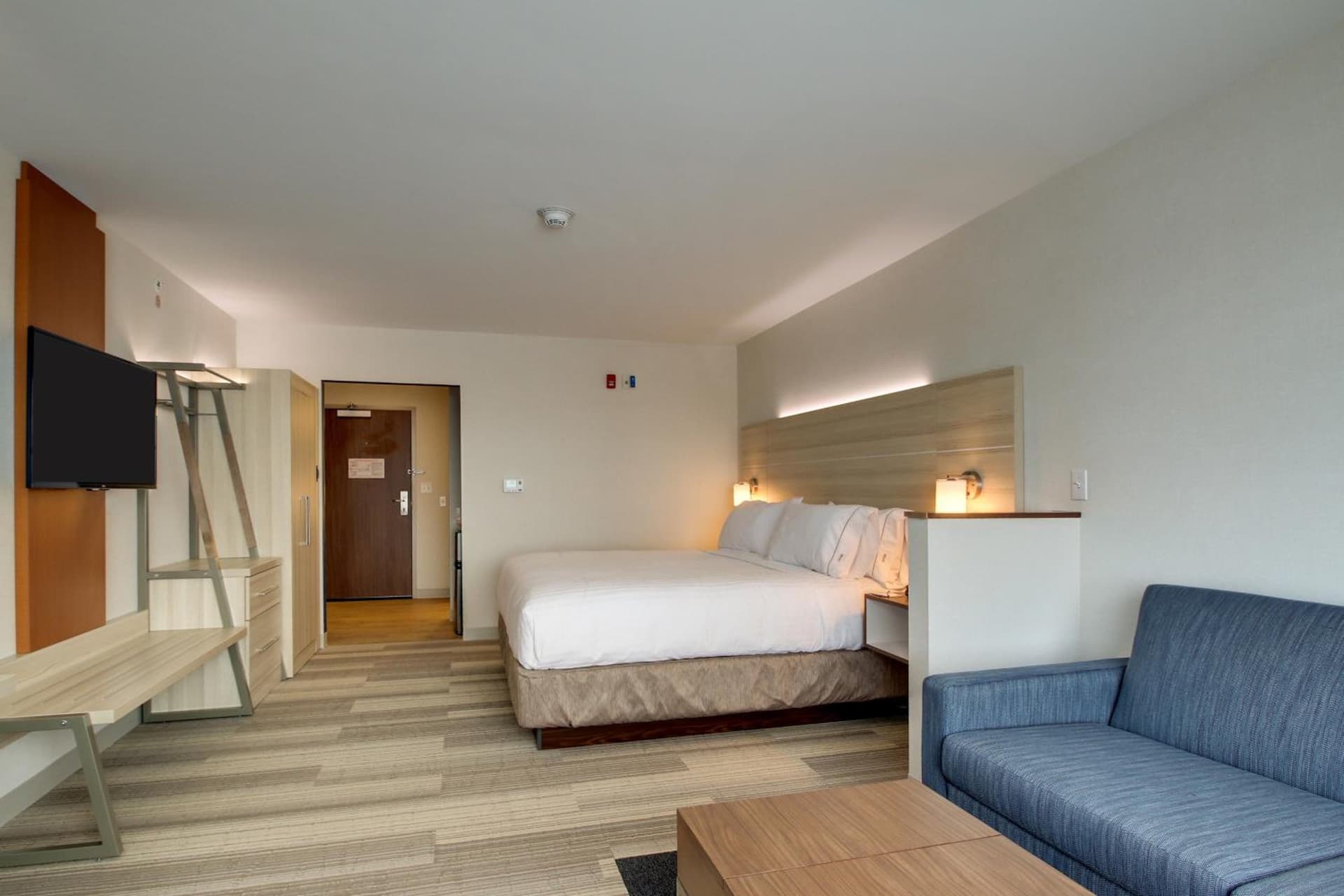 Holiday Inn Express & Suites Galesburg by IHG interior in Galesburg, IL — gallery photo 2