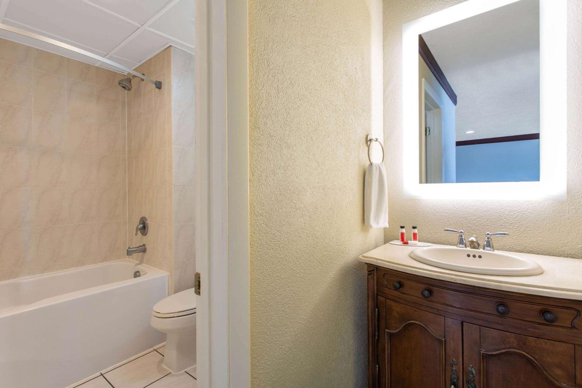 Days Inn by Wyndham Ocean City Oceanfront gallery photo in Ocean City, MD — image 34