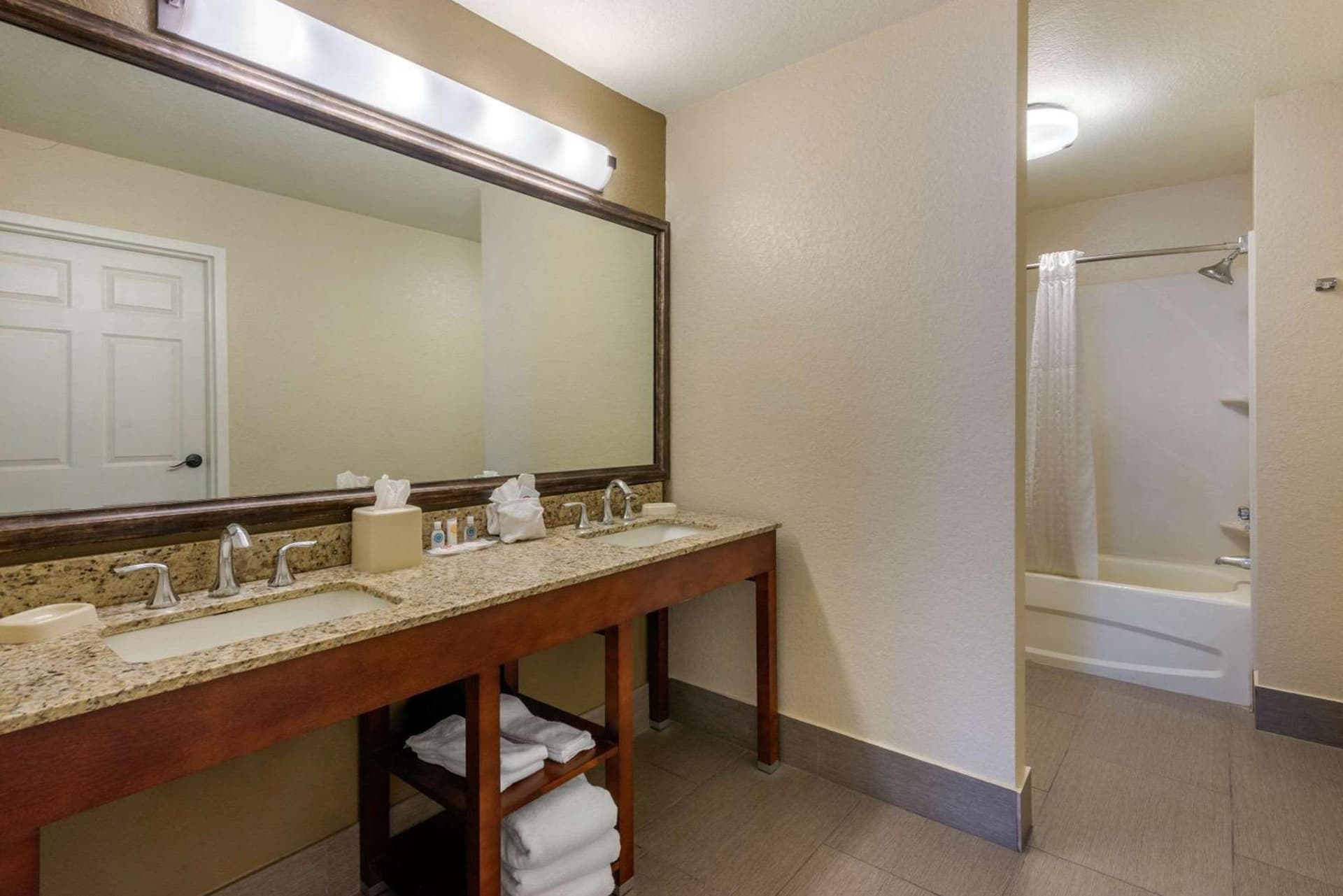 Comfort Suites Lady Lake - The Villages interior in The Villages, FL — gallery photo 2