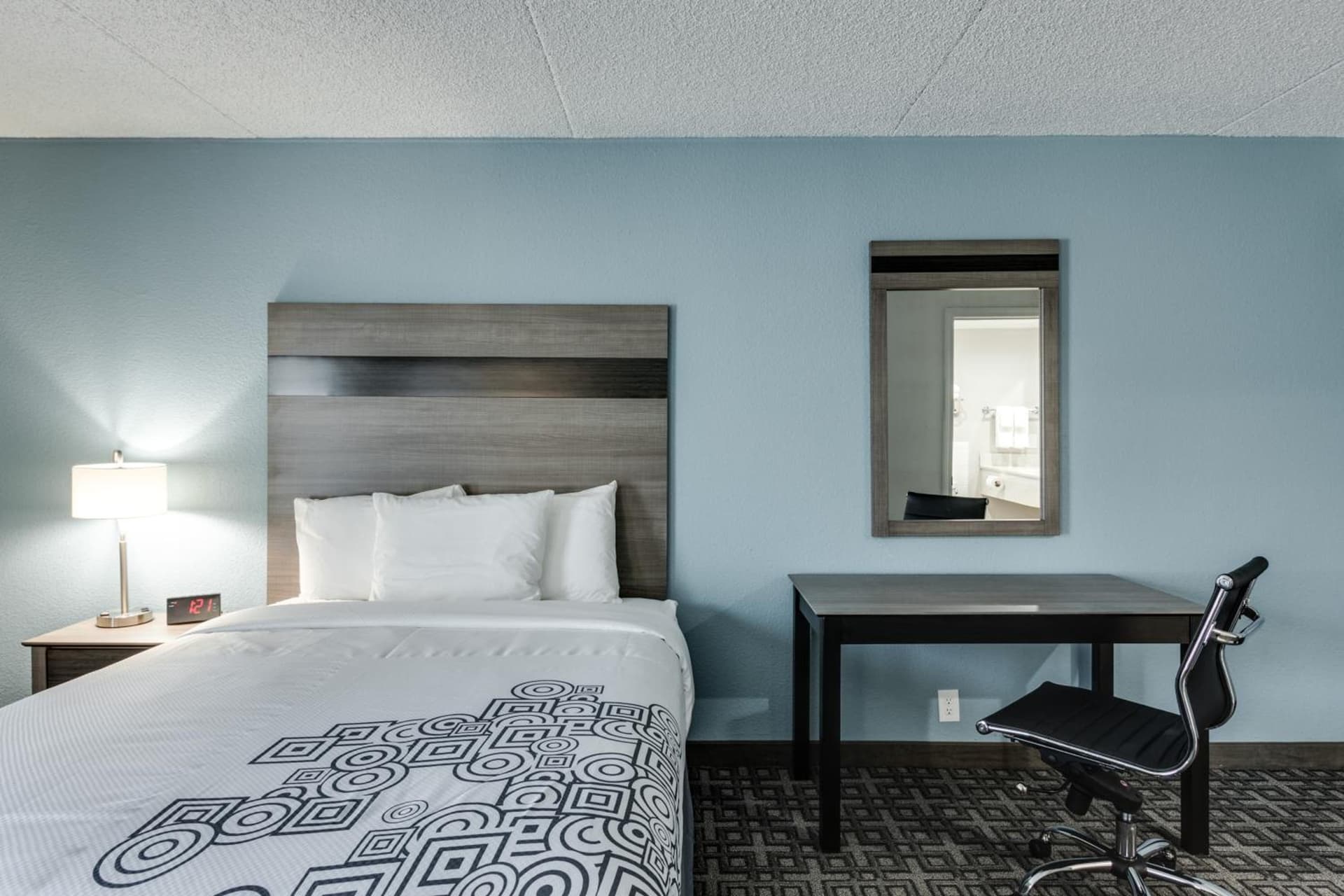 Days Inn & Suites by Wyndham Spokane gallery photo in Spokane, WA — image 12