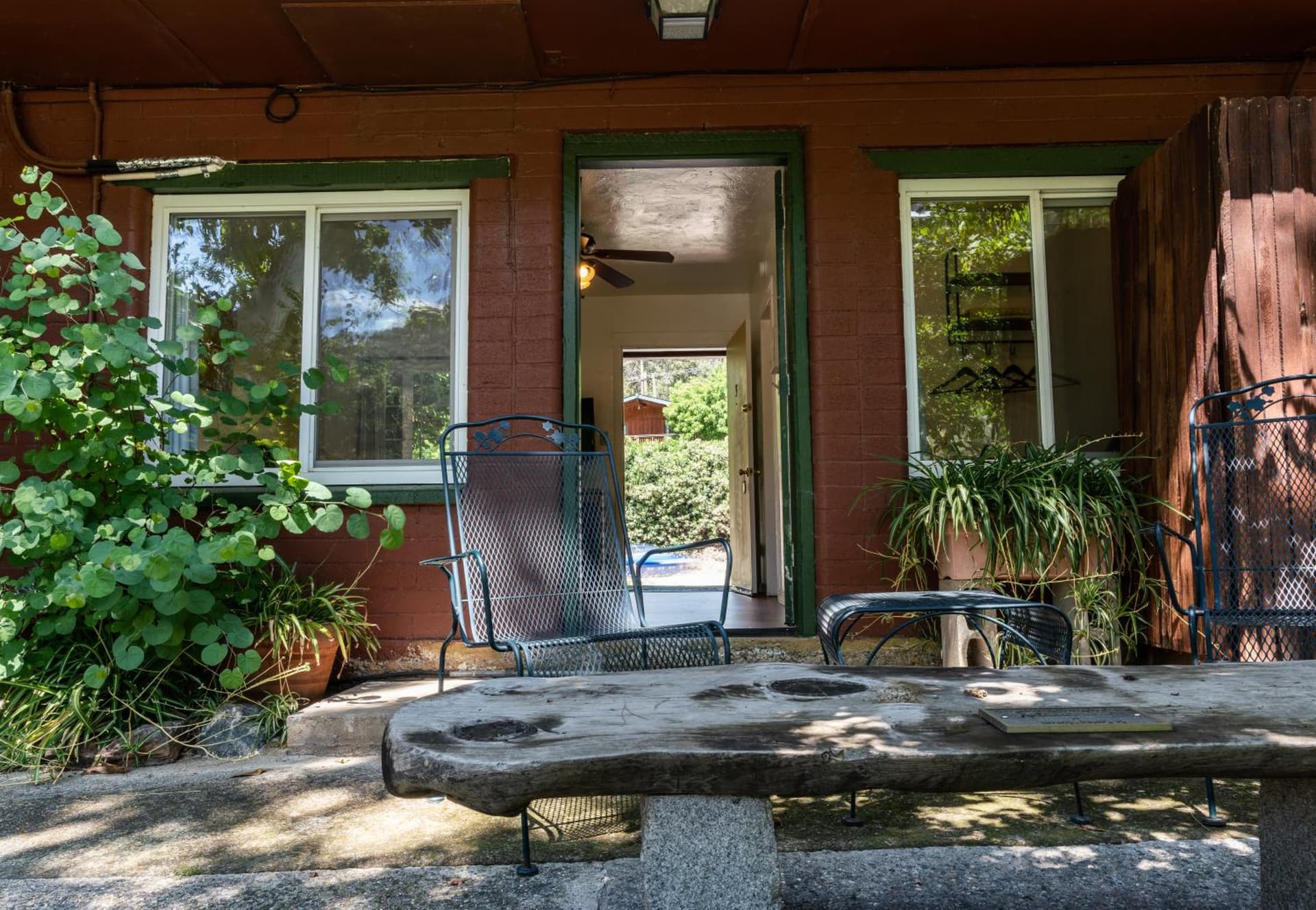 Buckeye Tree Lodge gallery photo in Three Rivers, CA — image 5