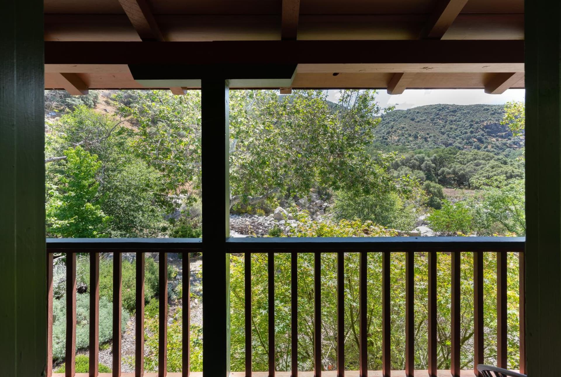 Buckeye Tree Lodge interior in Three Rivers, CA — gallery photo 2