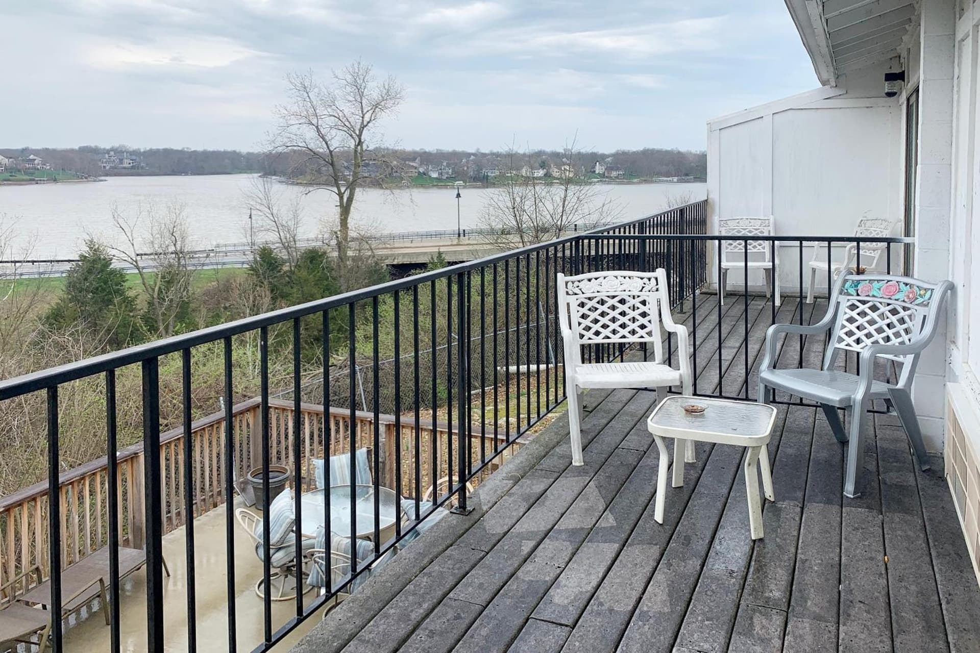 Lakeview Inn interior in Lake Saint Louis, MO — gallery photo 2