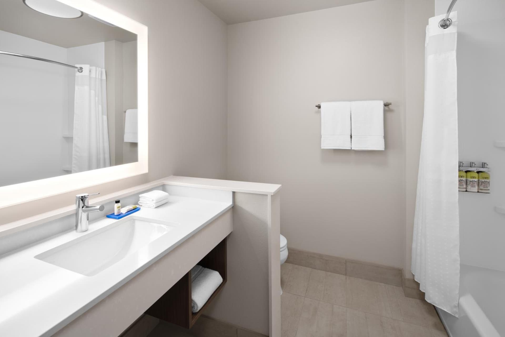 Holiday Inn Express & Suites - Elkhorn - Lake Geneva Area by IHG interior in Elkhorn, WI — gallery photo 2