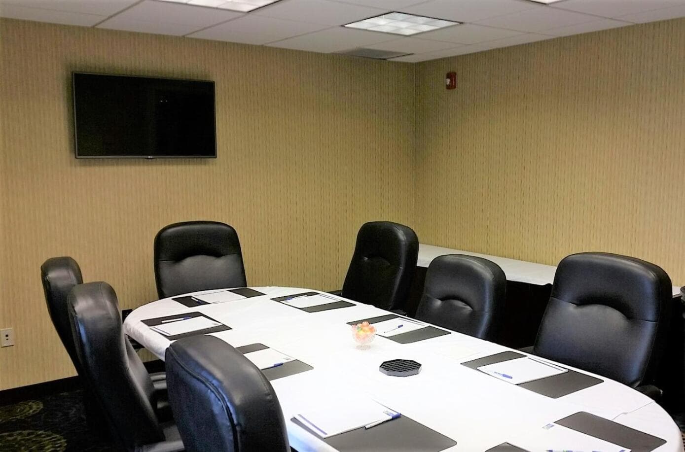 Holiday Inn Express Hotel & Suites Pittsburgh Airport by IHG property views in Robinson Township, PA — gallery photo 3
