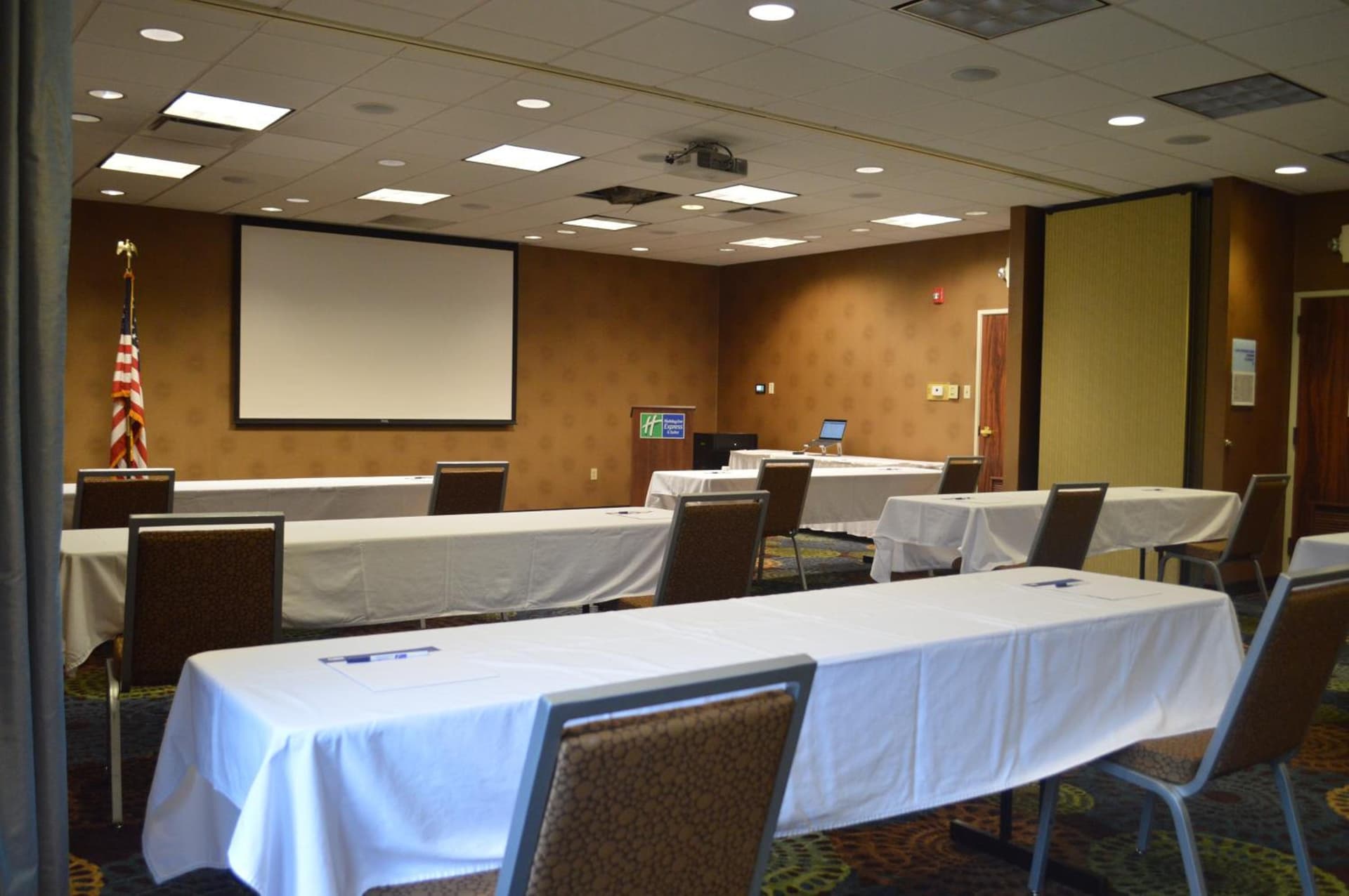 Holiday Inn Express Hotel & Suites Pittsburgh Airport by IHG interior in Robinson Township, PA — gallery photo 2