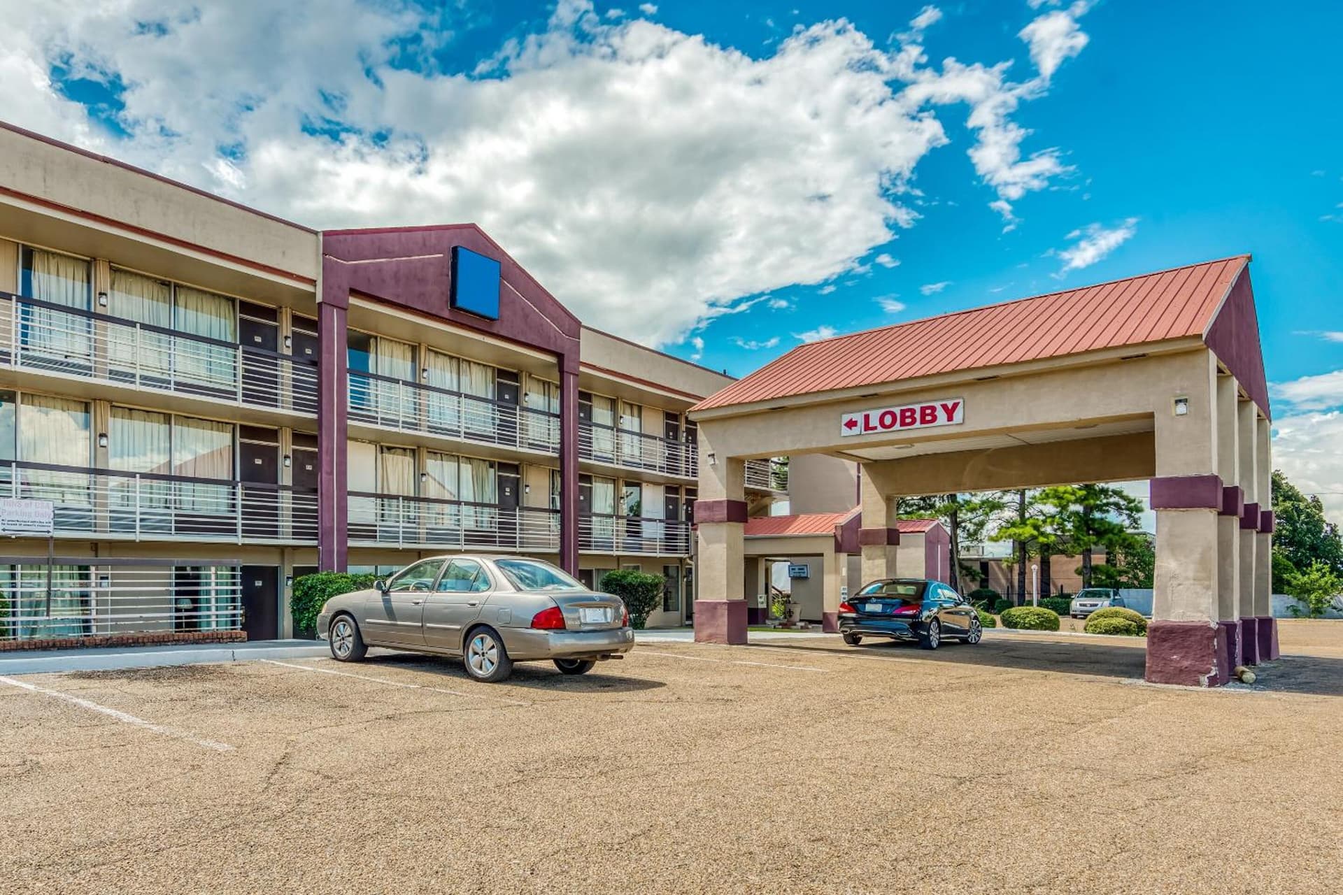OYO Hotel Jackson North I-55 interior in Jackson, MS — gallery photo 2