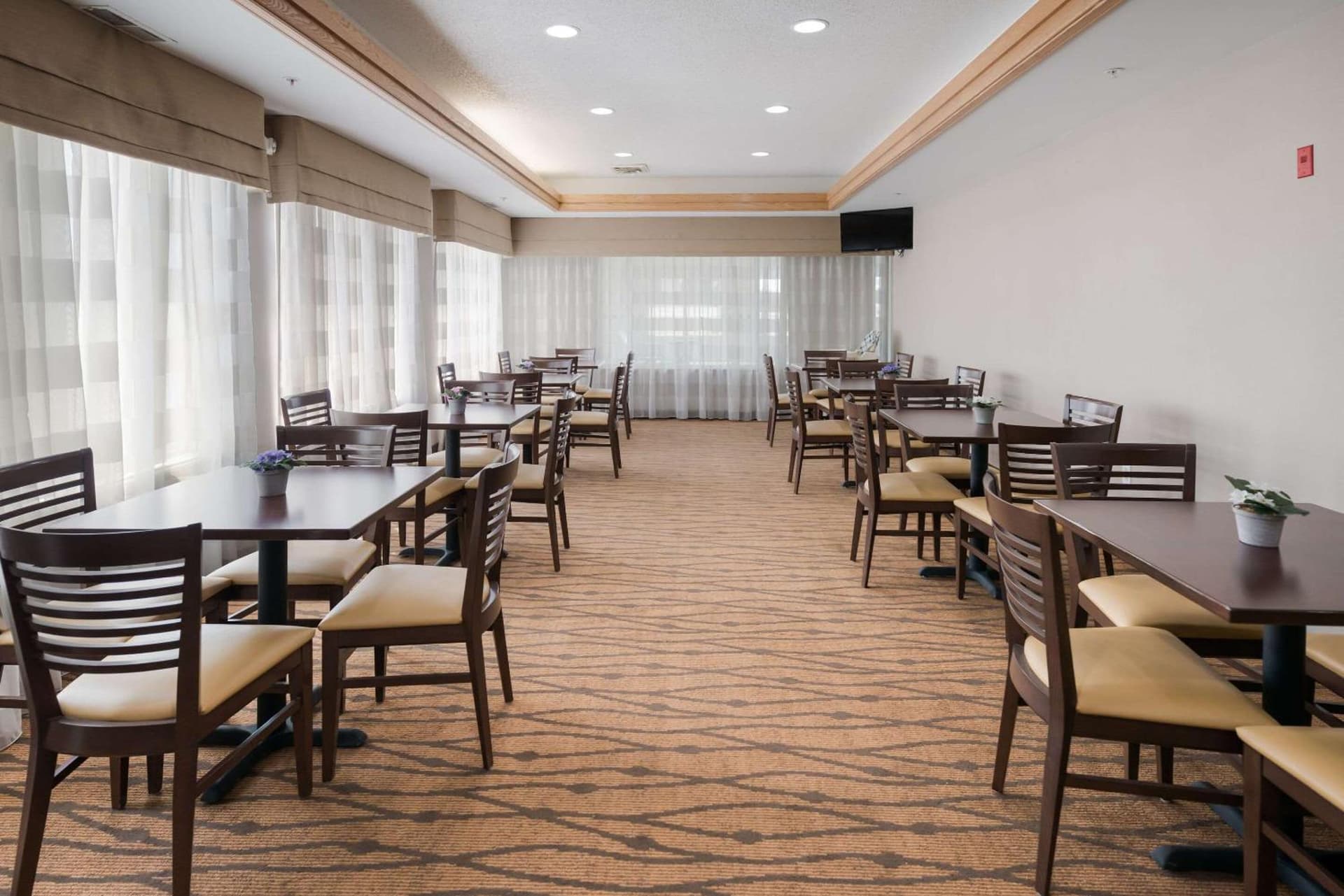 Sleep Inn & Suites Port Clinton interior in Port Clinton, OH — gallery photo 2
