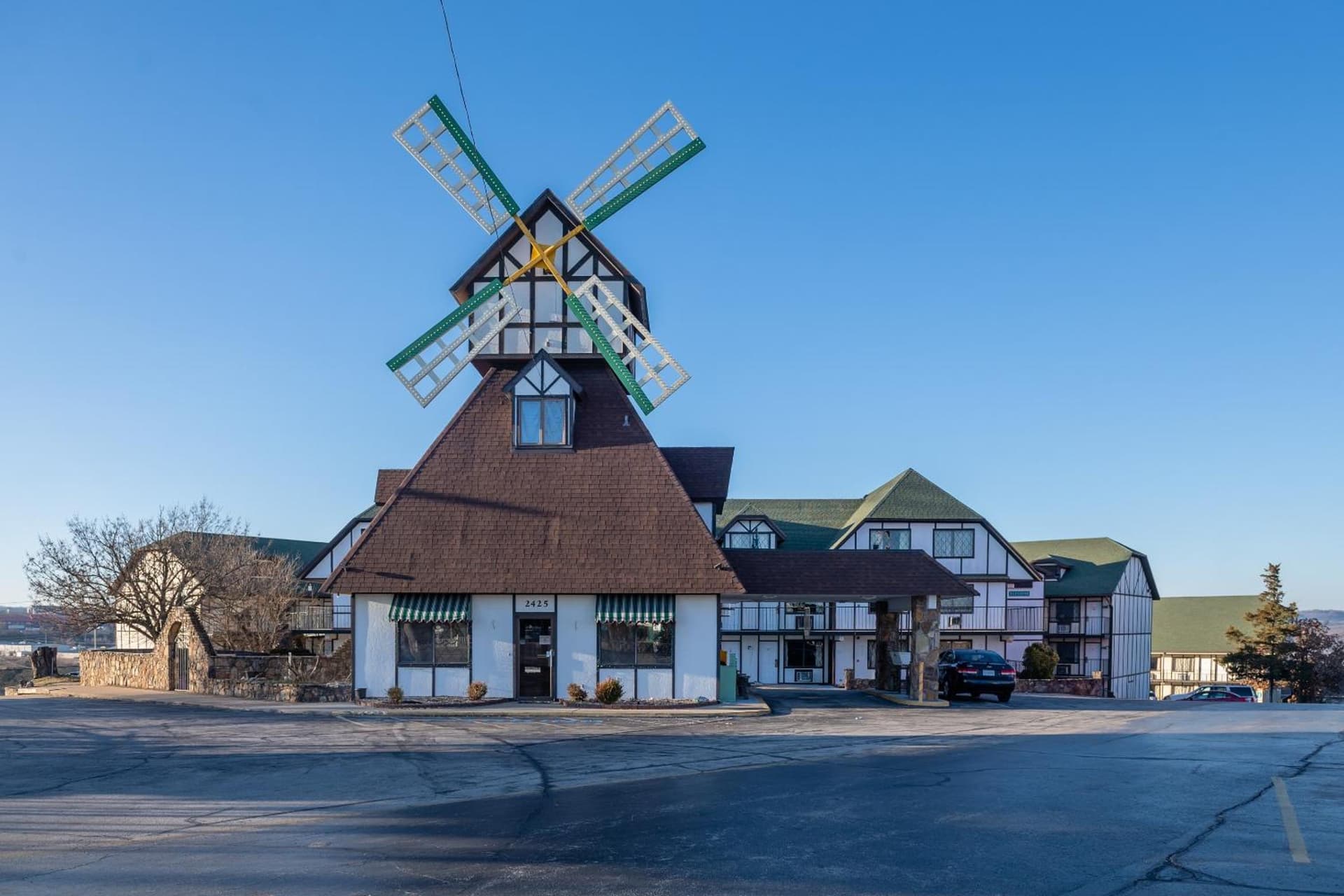 OYO Hotel Windmill Branson featured exterior or lobby in Branson, MO — similar hotel