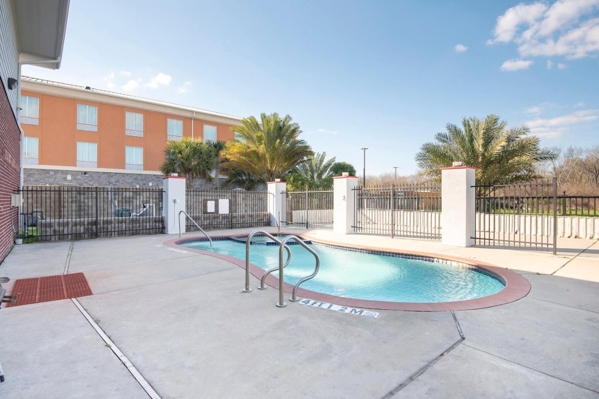 OYO Townhouse Clute Lake Jackson property views in Clute, TX — gallery photo 3