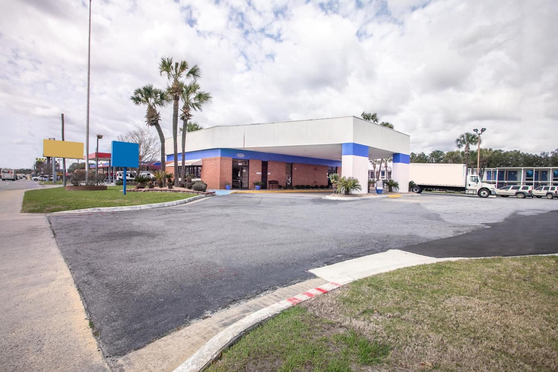 OYO Hotel Lake Park/Valdosta I-75 featured exterior or lobby in Lake Park, GA — similar hotel