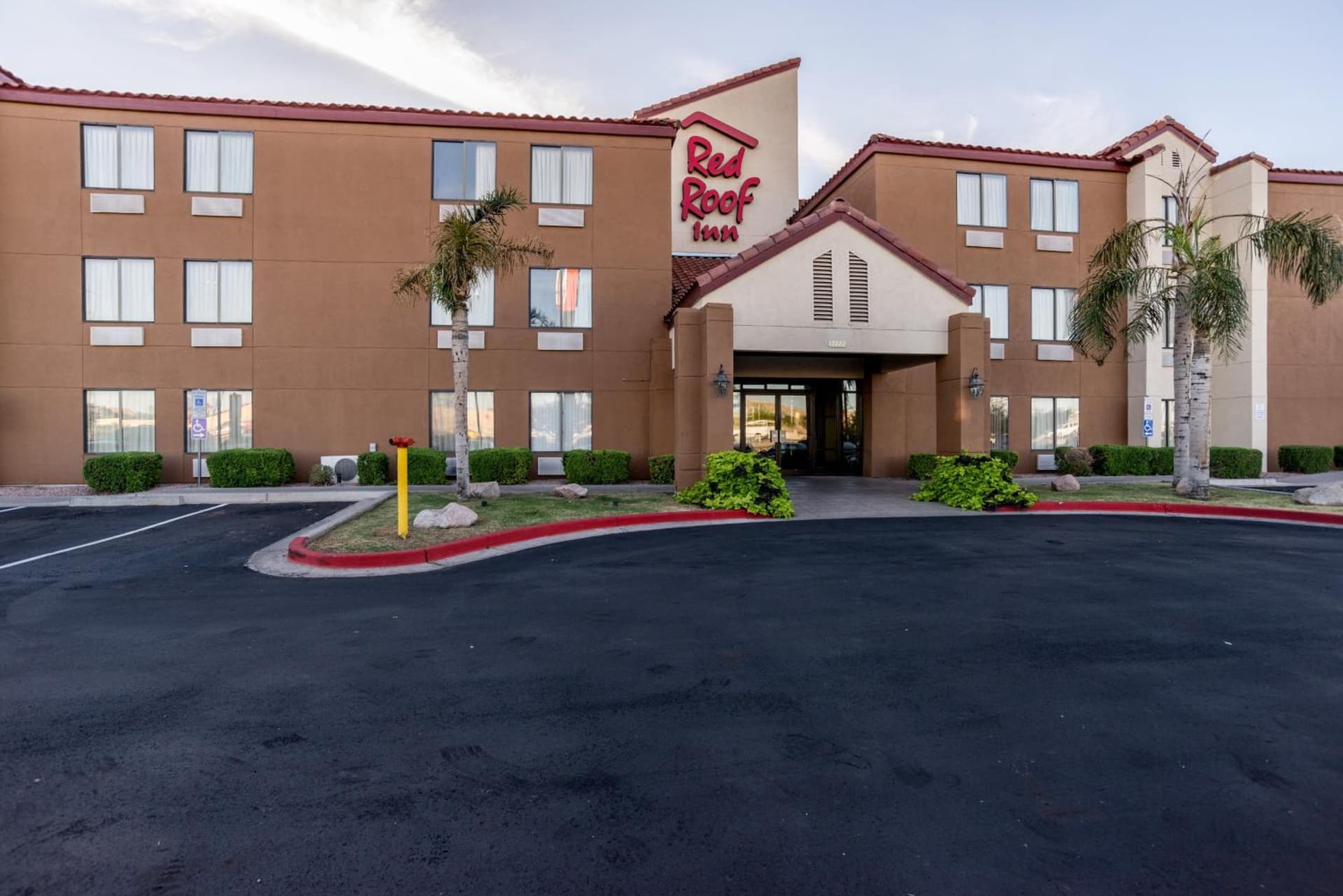 Red Roof Inn Phoenix North - I-17 at Bell Rd property views in Phoenix, AZ — gallery photo 3