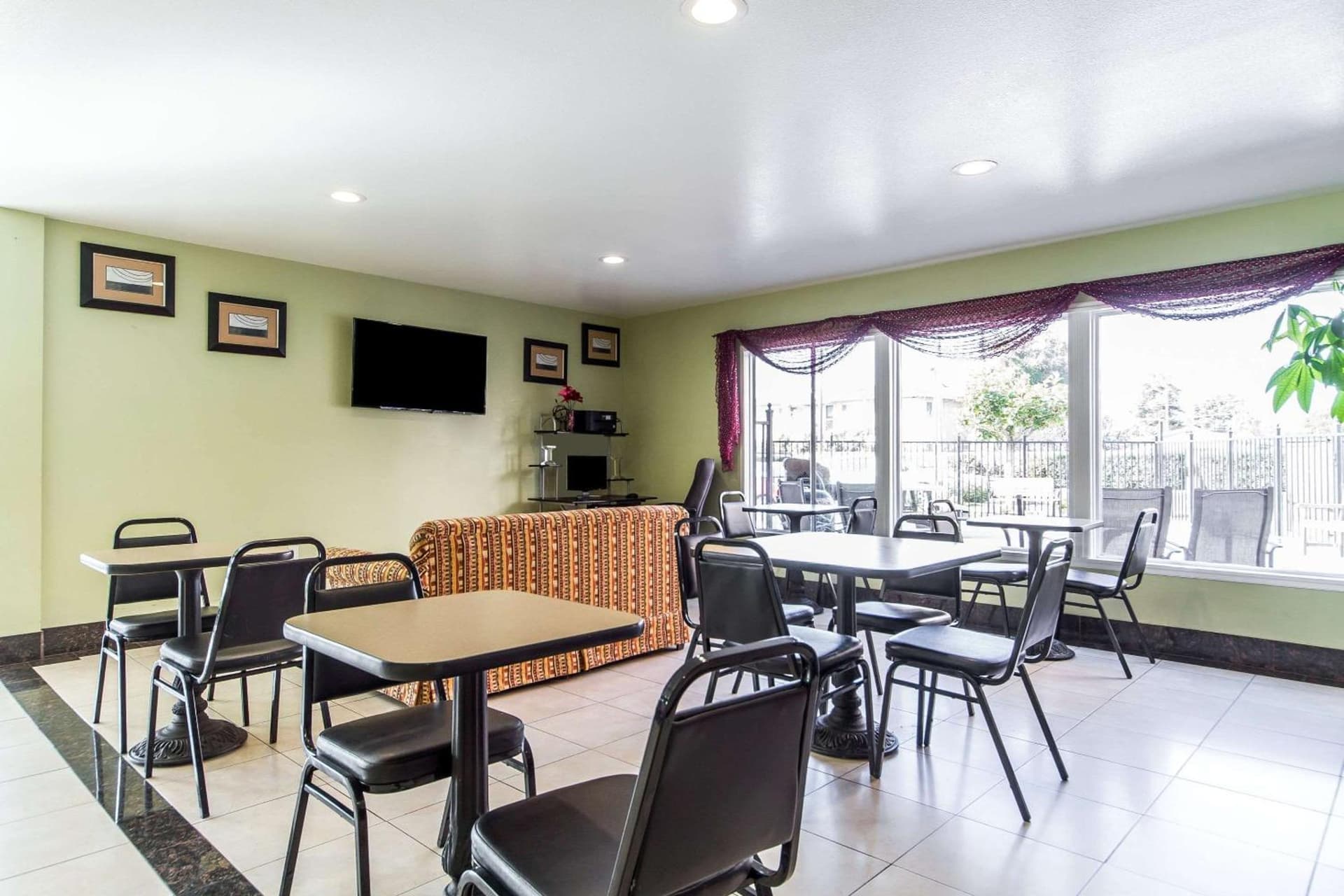 Rodeway Inn & Suites Hayward - Oakland South gallery photo in Hayward, CA — image 48