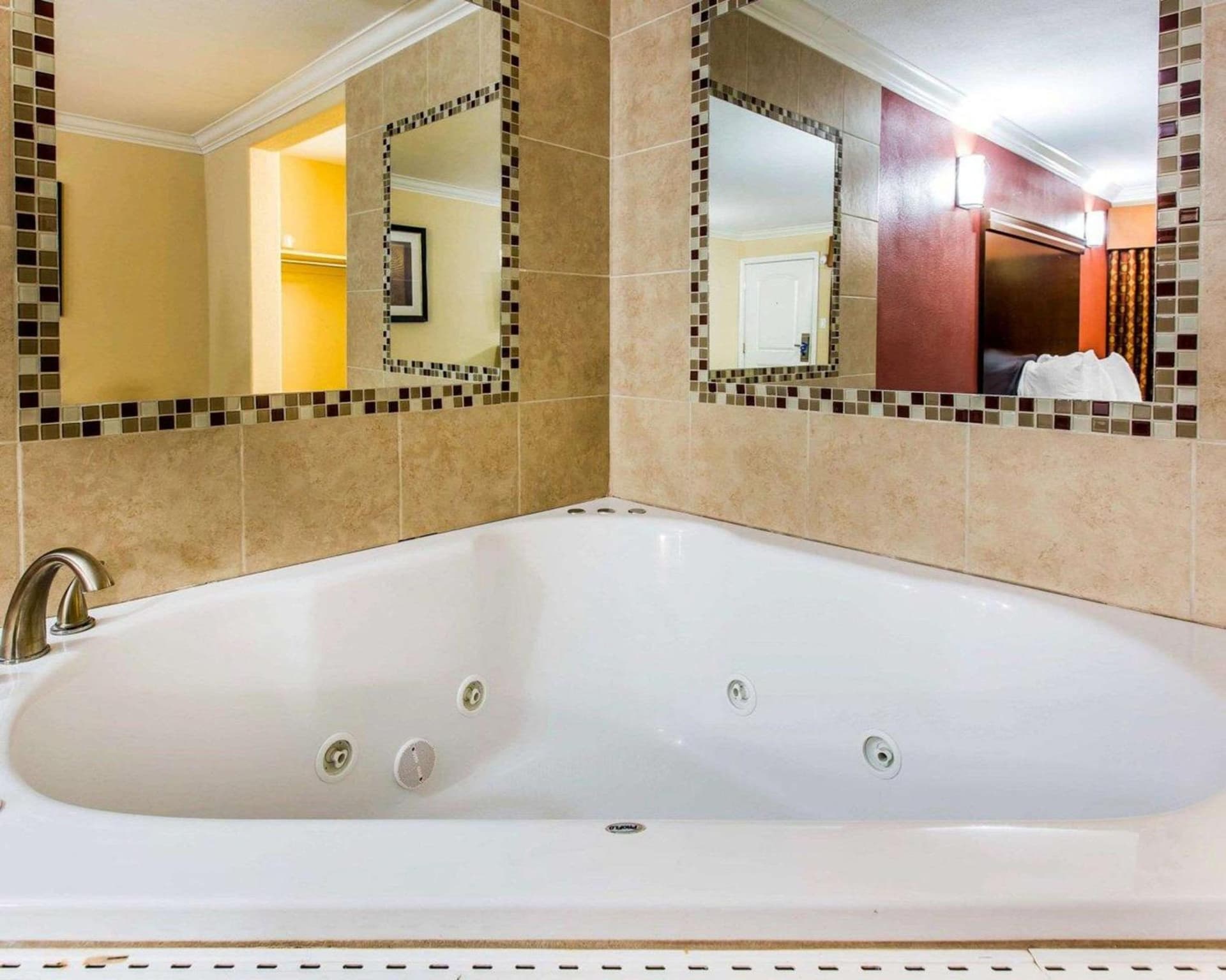 Rodeway Inn & Suites Corona gallery photo in Corona, CA — image 29