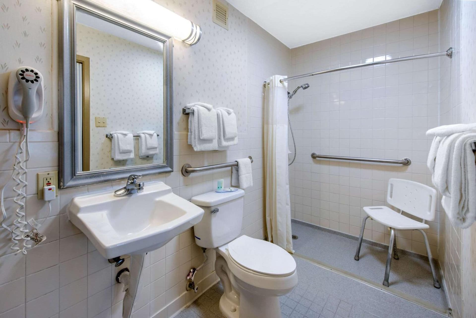 Quality Inn & Suites Brooksville I-75-Dade City interior in Ridge Manor, FL — gallery photo 2