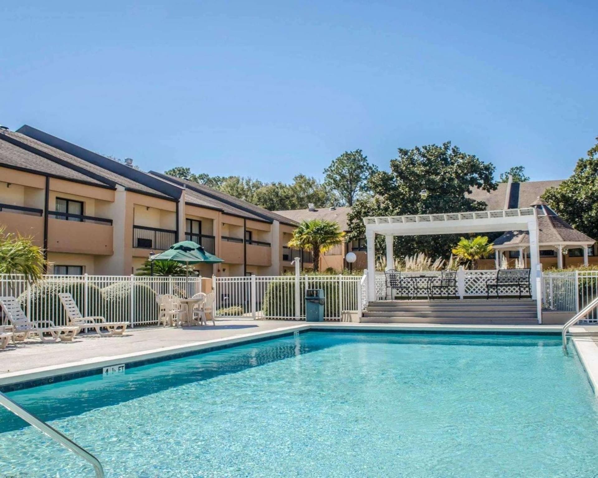 Quality Inn & Suites Pensacola Bayview gallery photo in Pensacola, FL — image 9