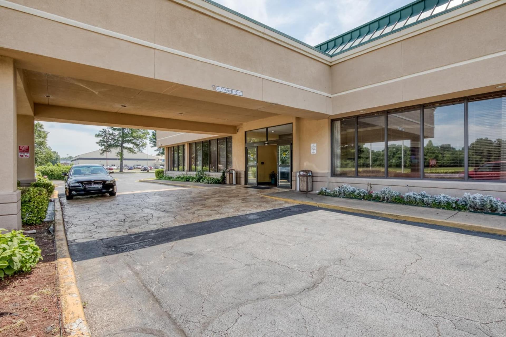 Gardentree Hotels Memphis East near I 40 interior in Memphis, TN — gallery photo 2