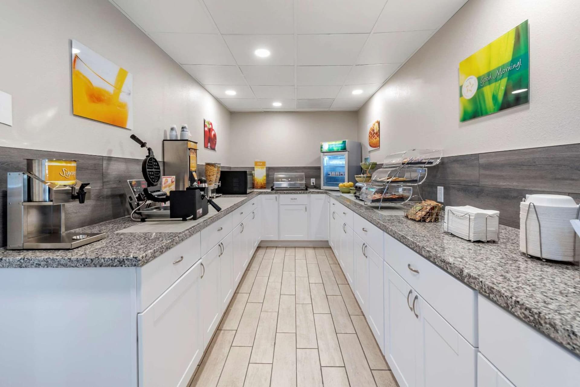 Quality Inn & Suites Evansville Downtown interior in Evansville, IN — gallery photo 2