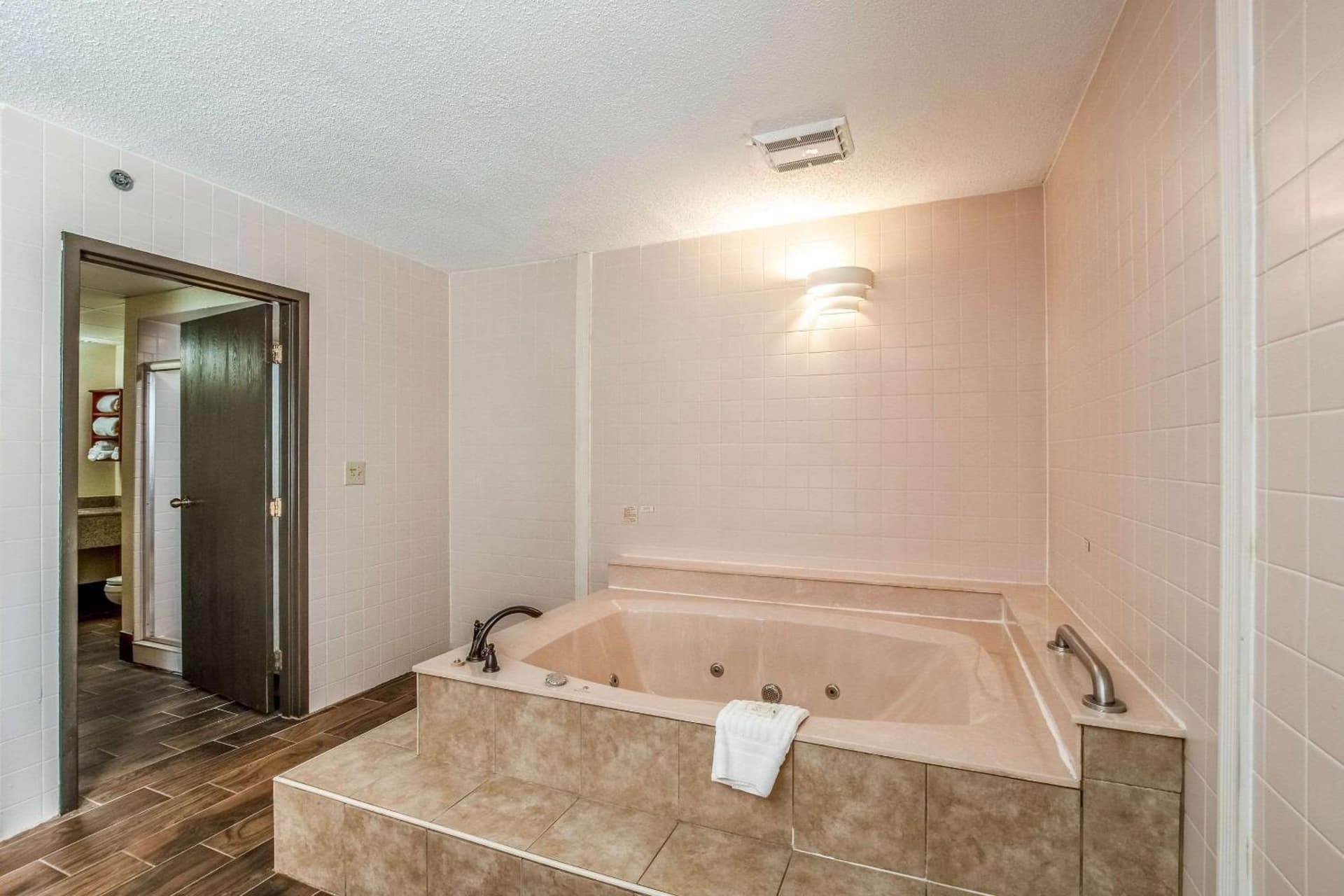 Country Inn & Suites by Radisson, Muskegon, MI gallery photo in Muskegon, MI — image 28