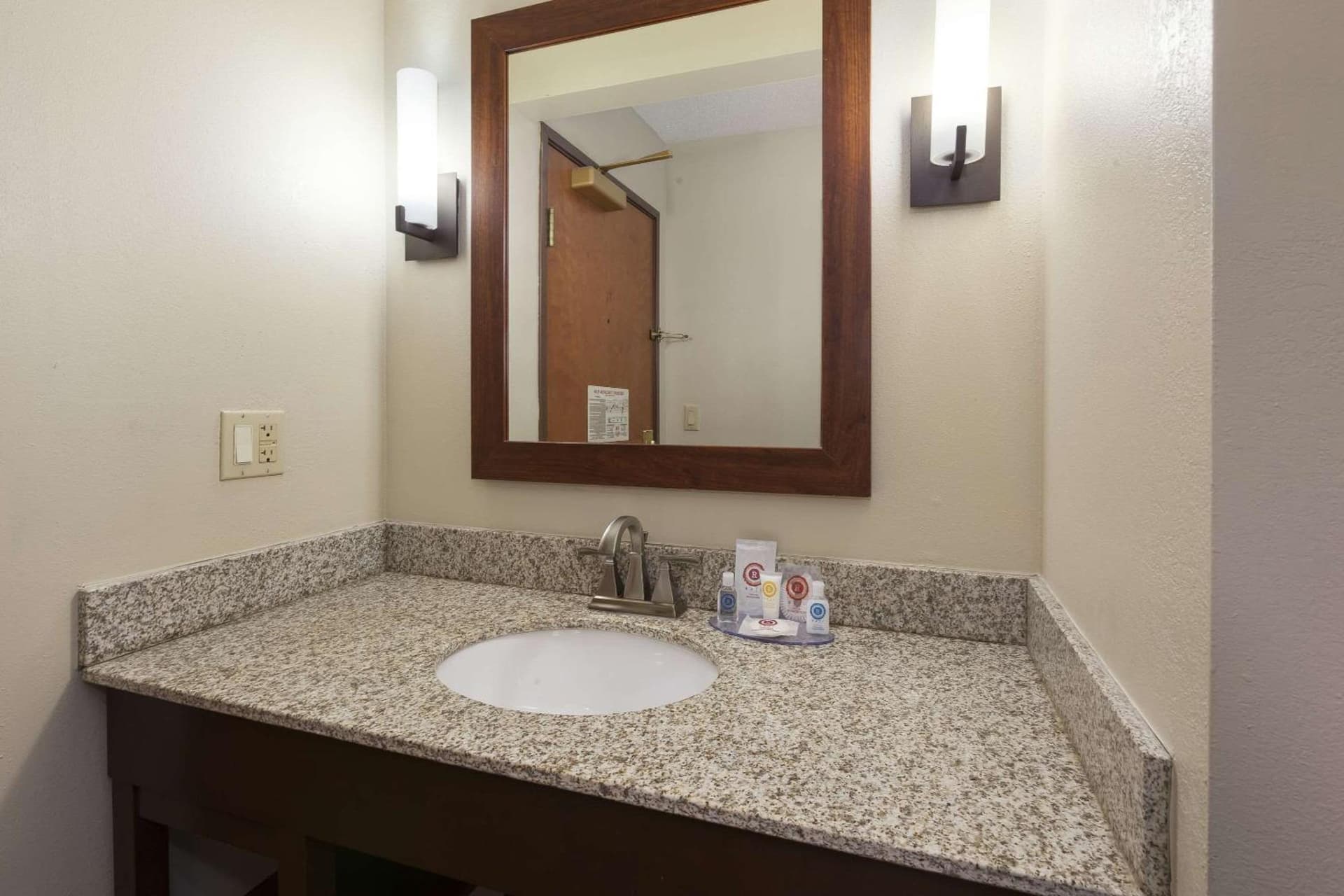 Comfort Inn & Suites Taylor - Detroit gallery photo in Taylor, MI — image 16