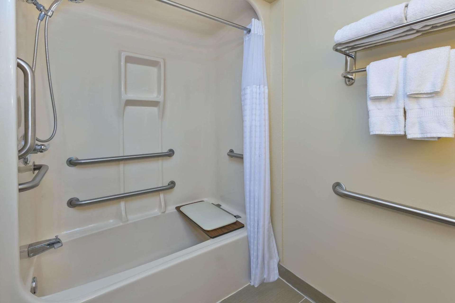 Comfort Inn & Suites Taylor - Detroit gallery photo in Taylor, MI — image 9