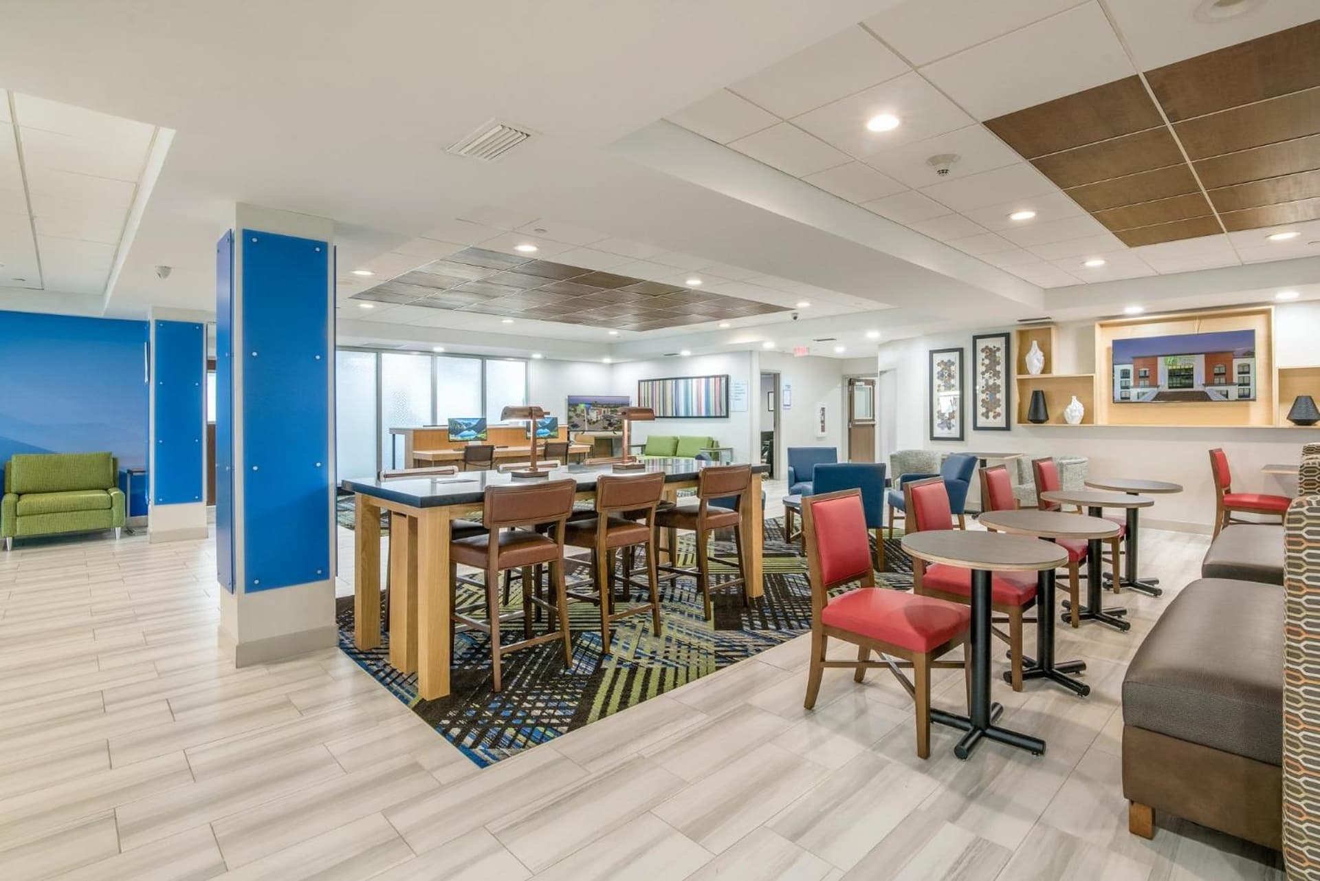 Holiday Inn Express & Suites Longview North by IHG interior in Longview, TX — gallery photo 2
