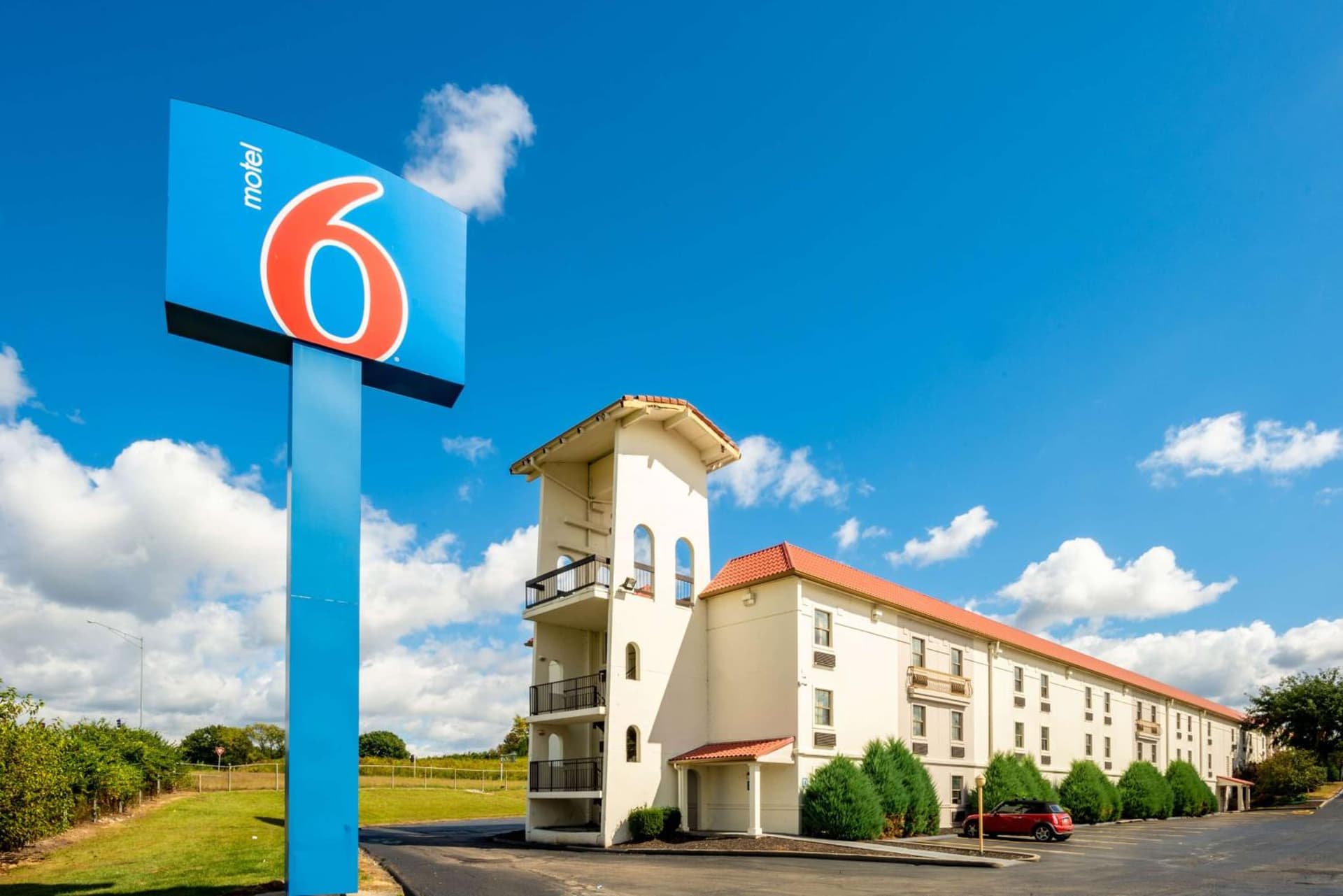 Motel 6-Hazelwood, MO featured exterior or lobby in Hazelwood, MO — similar hotel
