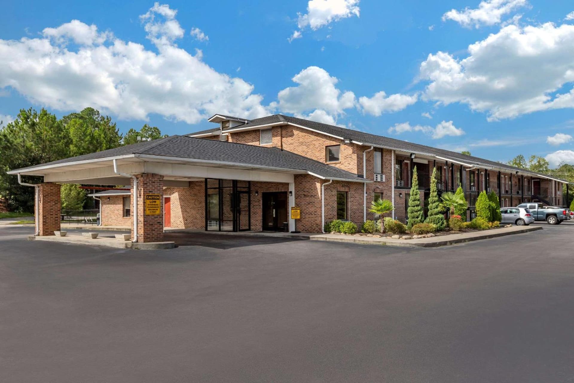 Econo Lodge Inn & Suites Lugoff property views in Lugoff, SC — gallery photo 3